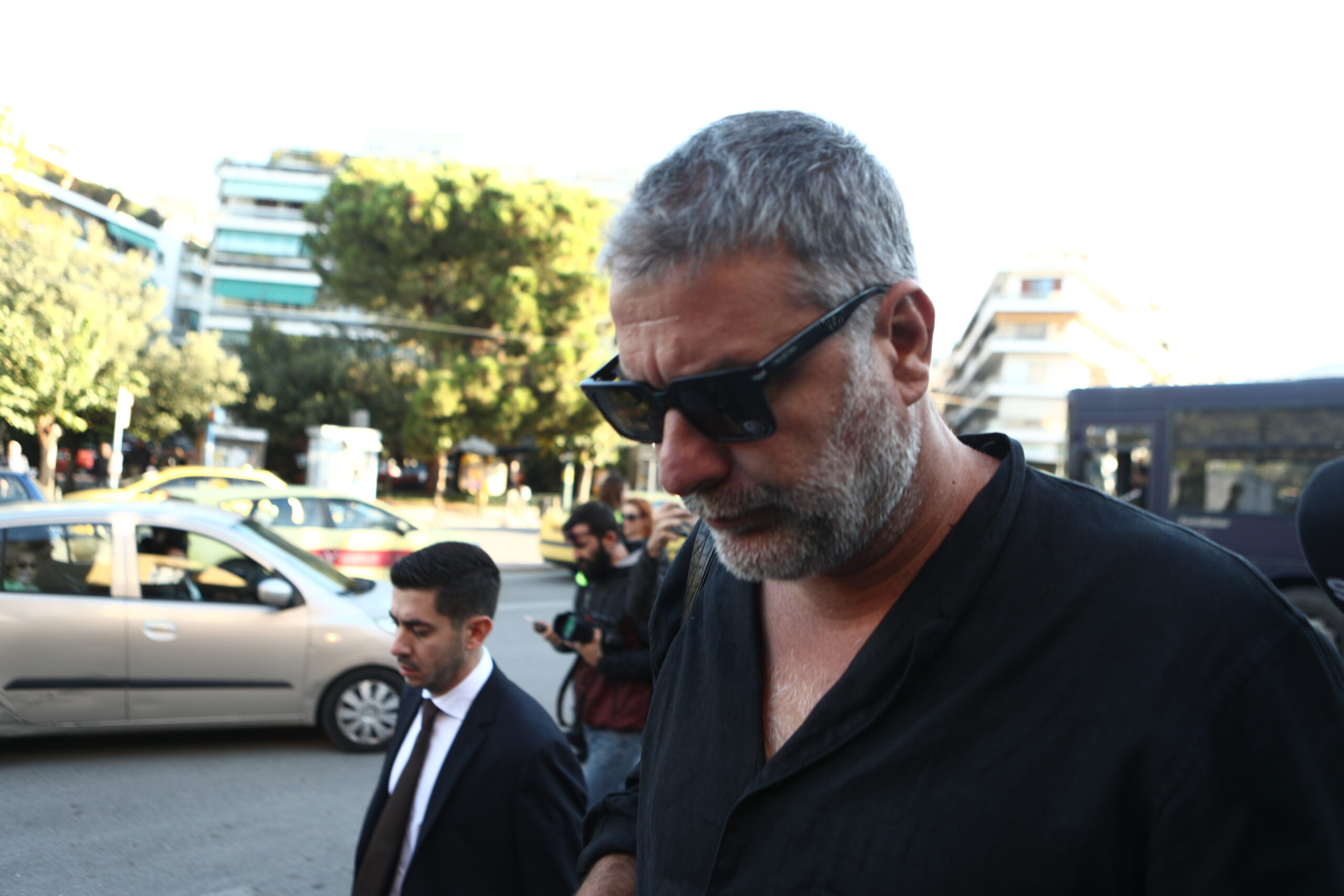 Βασίλης Μπισμπίκης: Διεκόπη η δίκη του ηθοποιού –  Zήτησαν να καταθέσει ο αστυνομικός