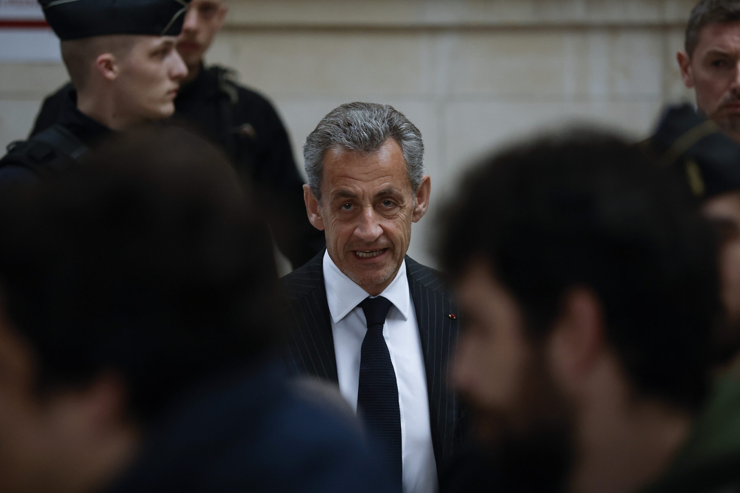 Γαλλία: Στη φυλακή Σαντέ οδηγείται σήμερα ο Νικολά Σαρκοζί – Το κελί 11 τετραγωνικών του πρώην προέδρου (Φωτό & Βίντεο)