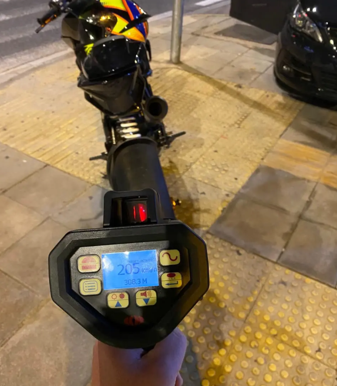 Αδιανόητη ταχύτητα στη Μαραθώνος: Οδηγός μηχανής, χωρίς άδεια και κράνος έτρεχε με 205 χλμ/ώρα