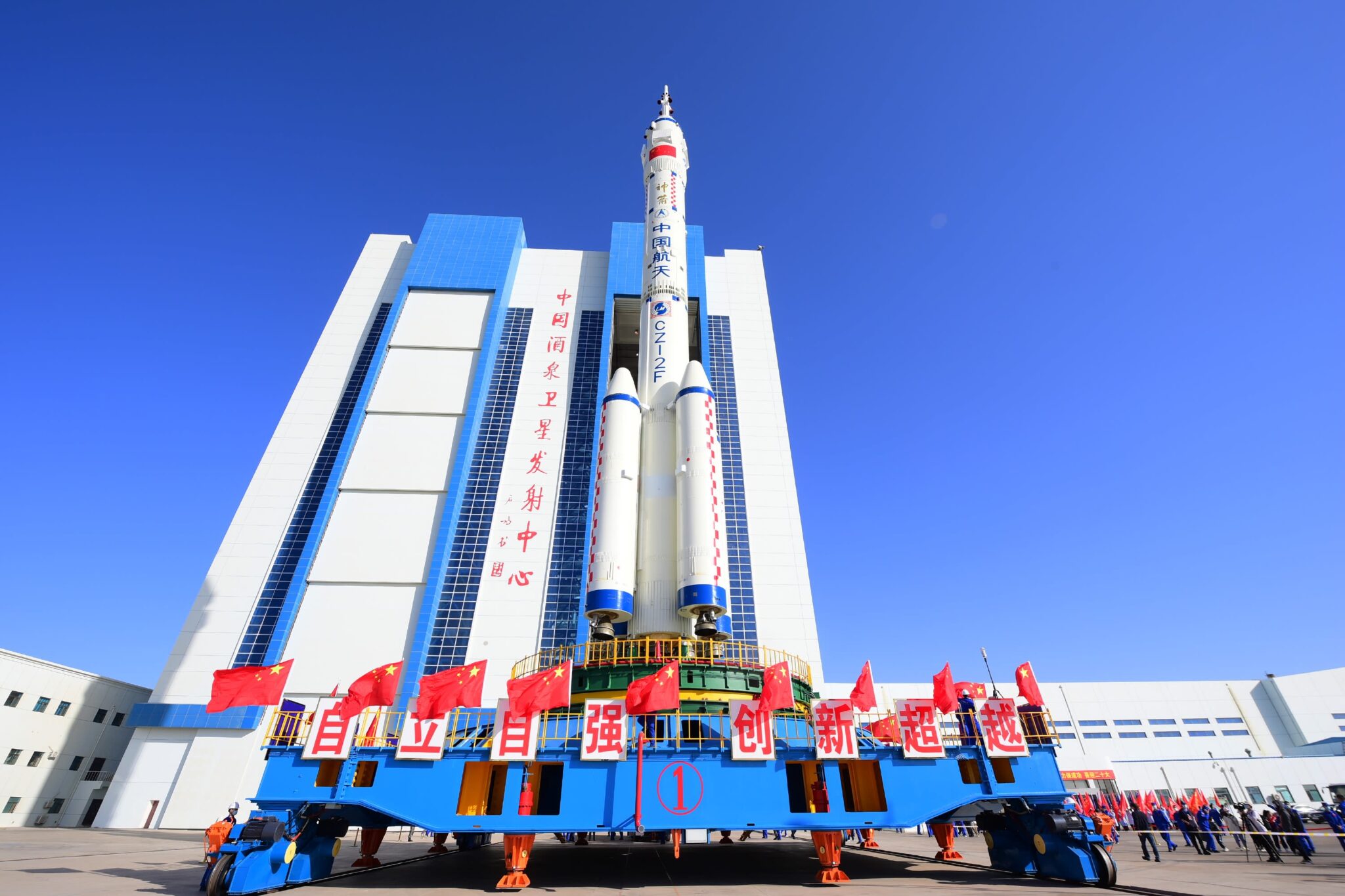 Η Κίνα έστειλε στο διάστημα τον Shenzhou-21 με τον νεότερο αστροναύτη της – 7η επανδρωμένη αποστολή προς τον σταθμό Tiangong, μαζί και… 4 ποντίκια