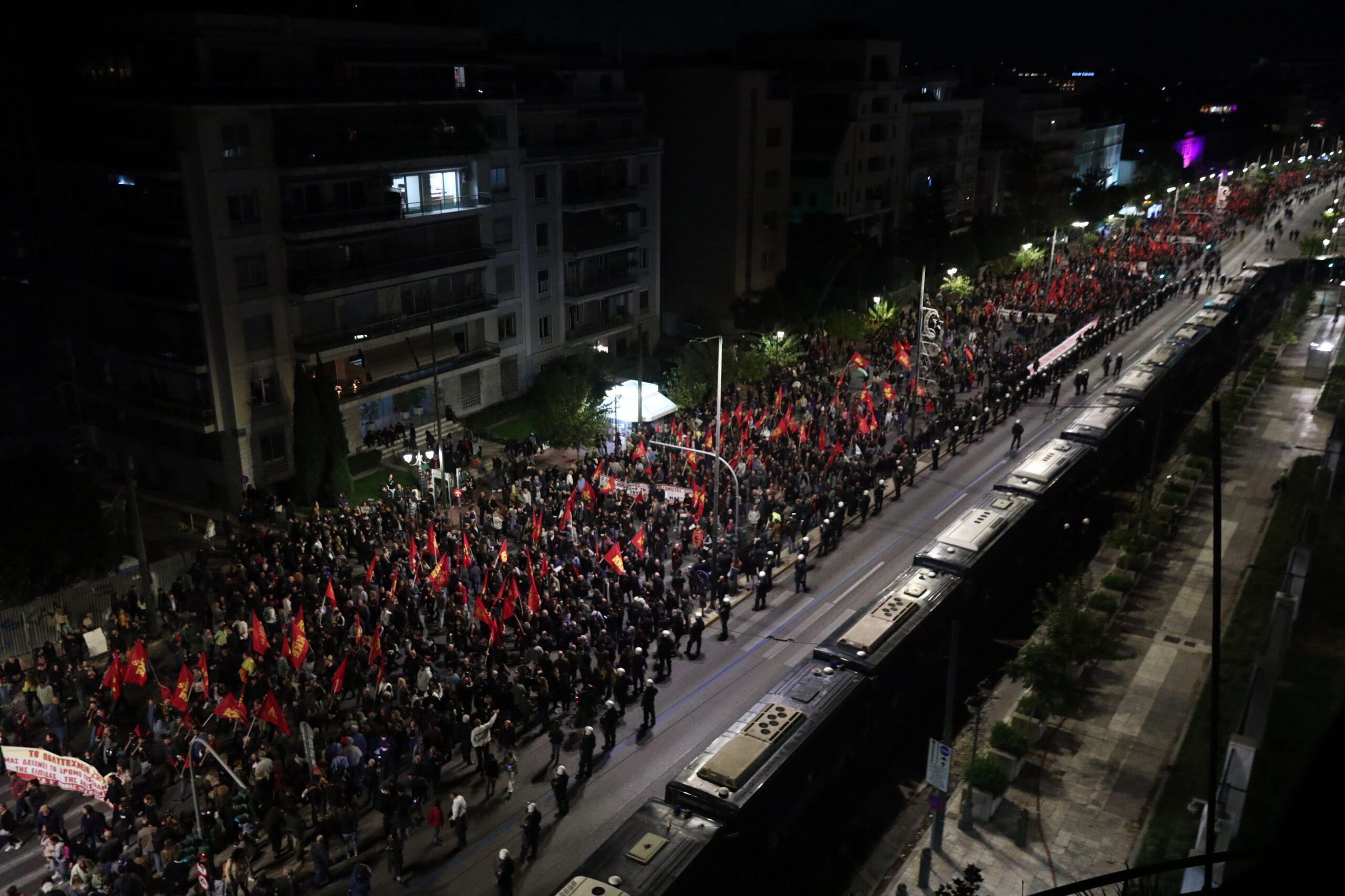 Πολυτεχνείο: Ολοκληρώθηκε η πορεία – Πλήθος κόσμου τίμησε την 52η επέτειο της εξέγερσης -Μπλόκο της αστυνομίας προς την πρεσβεία του Ισραήλ (Βίντεο)