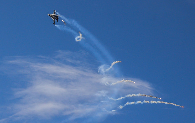 Θέαμα στον ουρανό του Φλοίσβου: Εντυπωσιακές διελεύσεις για τον Προστάτη της Πολεμικής Αεροπορίας