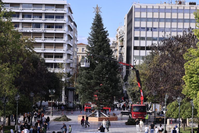 Η Αθήνα «φωταγωγείται» – Ανάβει σήμερα το Χριστουγεννιάτικο δέντρο στο Σύνταγμα