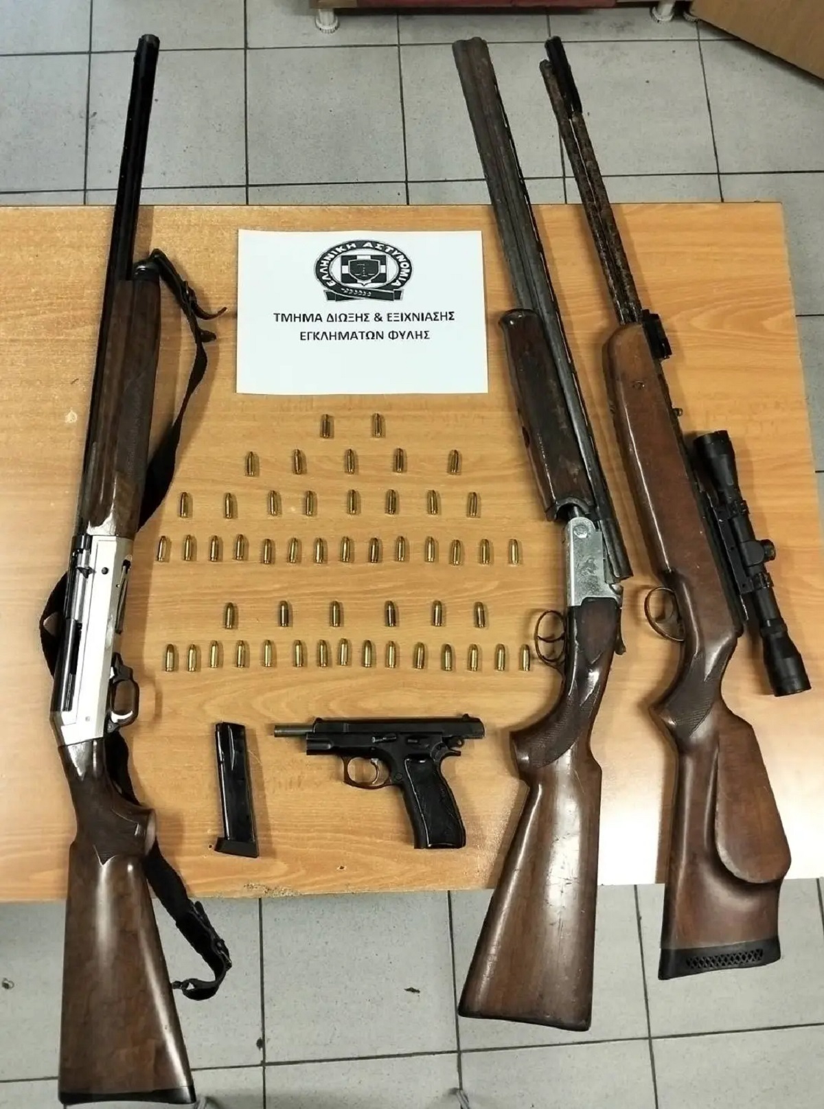 Αστυνομική επιχείρηση στα Άνω Λιόσια: Τέσσερα όπλα εντοπίστηκαν σε οικία – Τρεις συλλήψεις