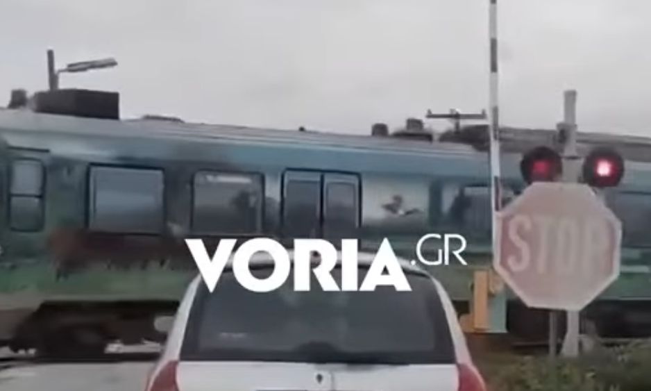 Σέρρες: Μπάρες μένουν σηκωμένες ενώ περνάει επιβατική αμαξοστοιχία (Βίντεο)
