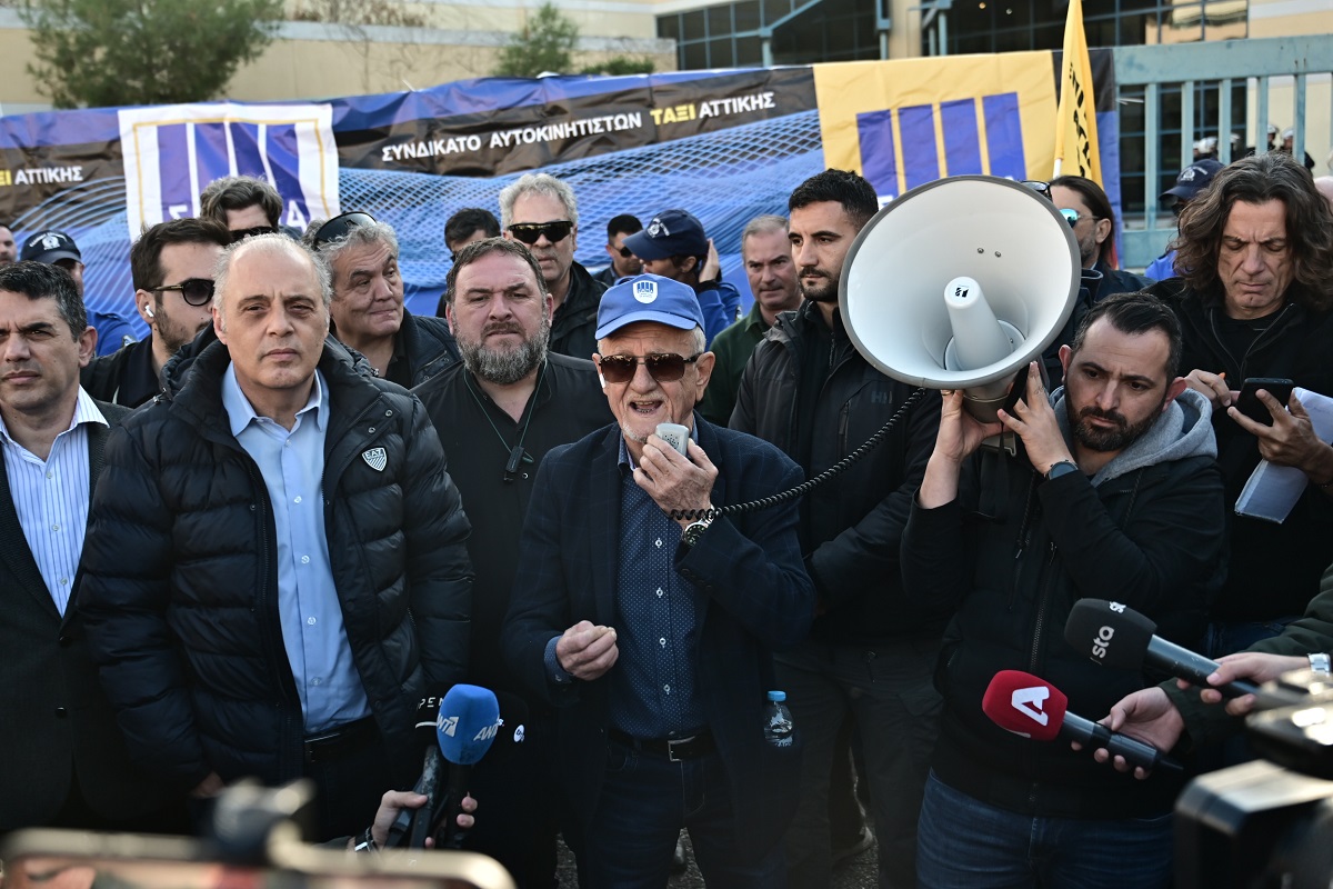 Ταξί: Ο Λυμπερόπουλος απαιτεί συνάντηση με τον Κυρανάκη – Προαναγγέλλει απεργία διαρκείας – Έστησαν αντίσκηνα έξω από το υπουργείο (Βίντεο)