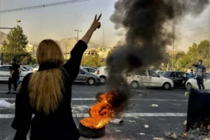 Γερμανικά ΜΜΕ: Η «ειρωνεία» του πολέμου στο Ιράν και το μεγάλο ερώτημα στη Μέση Ανατολή – Πώς σβήνει η φωτιά χωρίς να γίνει ντόμινο