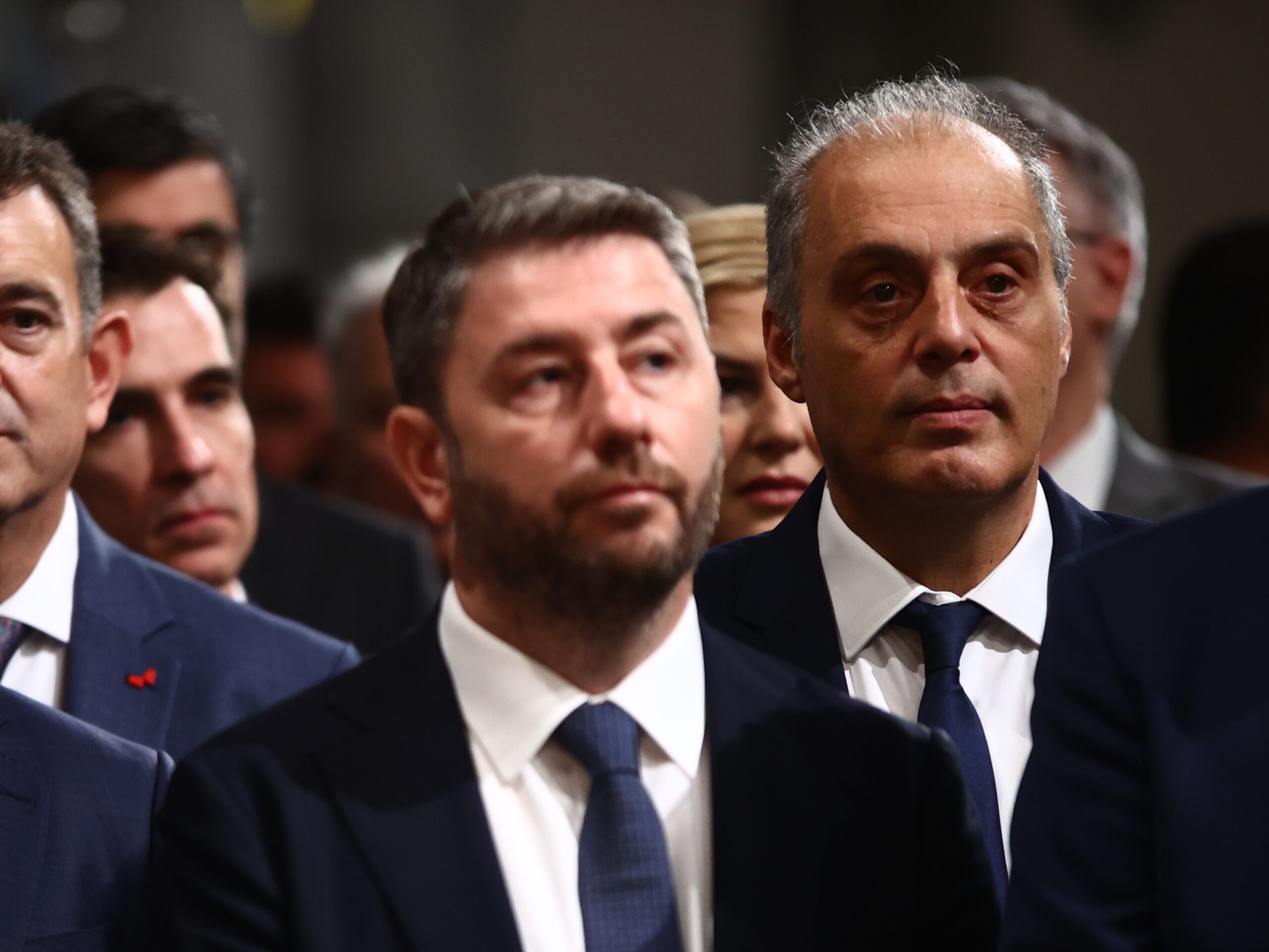 Αλληλοκατηγορίες ΠΑΣΟΚ και Βελόπουλου για το ποιος είναι «δεκανίκι του Μητσοτάκη»
