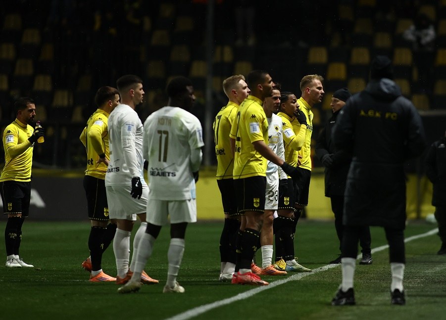 Ο Άρης έριξε την ΑΕΚ από το «ρετιρέ» 1-1 στο «Βικελίδης»