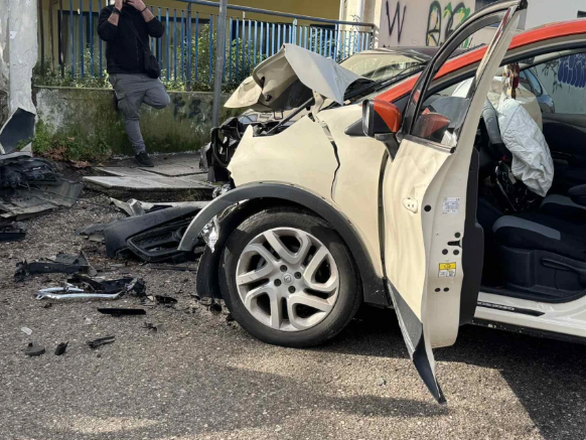 Αγρίνιο: Αυτοκίνητο έπεσε πάνω σε δέντρο έξω από δημοτικό σχολείο (Φωτογραφίες)