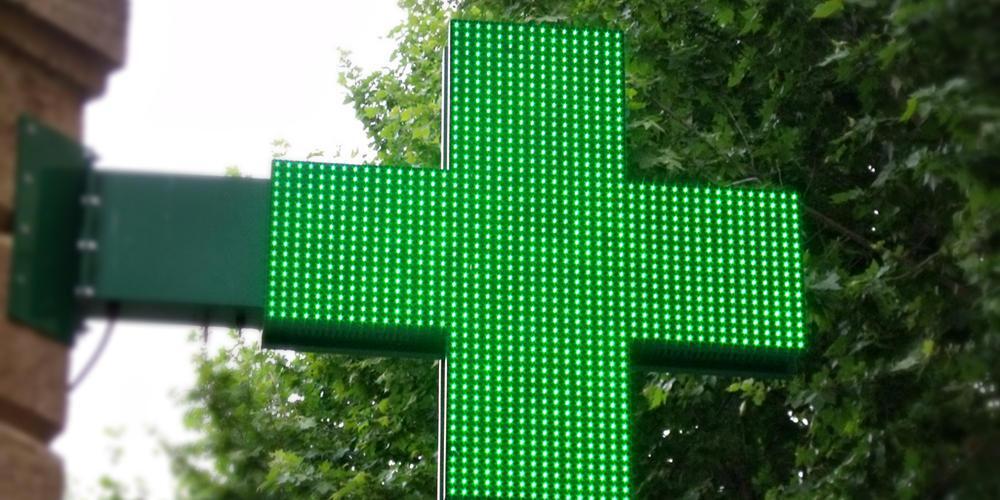 Ατύχημα στην Πατησίων: Σταυρός φαρμακείου έπεσε πάνω σε γυναίκα – Διακομίστηκε στο νοσοκομείο