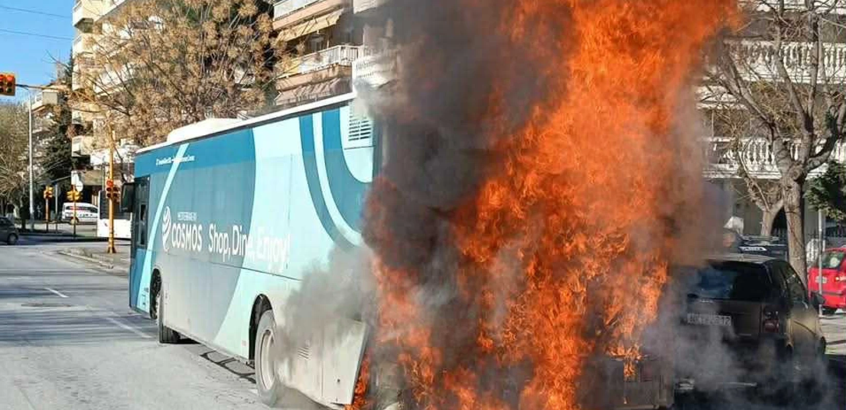Στις φλόγες τυλίχθηκε αστικό λεωφορείο στην Θεσσαλονίκη (Φωτό & Βίντεο)