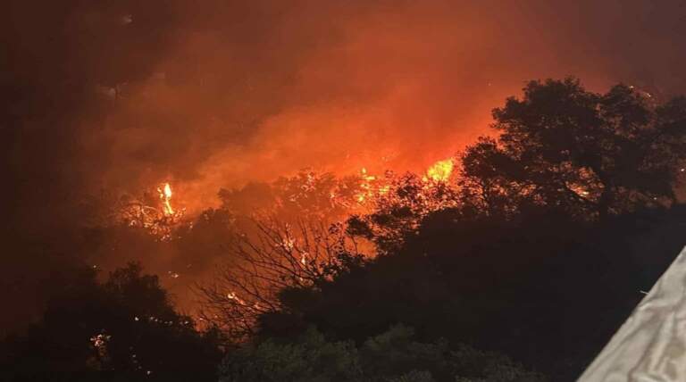 Χανιά: Μεγάλη φωτιά στην Κίσσαμο — Ισχυροί άνεμοι δυσκολεύουν την κατάσβεσή της