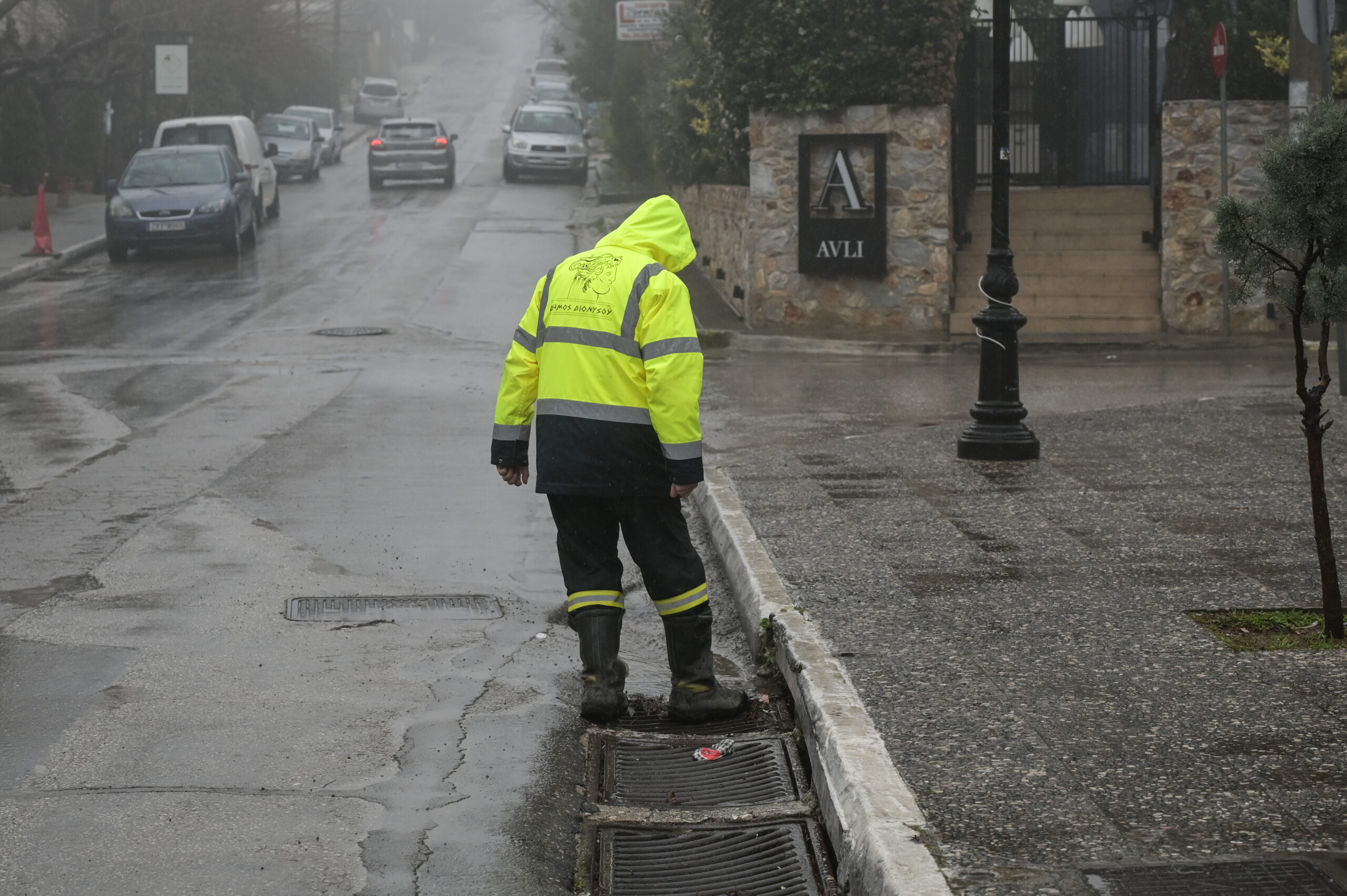 Κακοκαιρία: «Άνοιξαν» οι ουρανοί στην Αθήνα – Σφοδρή μπόρα στα Νότια Προάστια (Βίντεο)