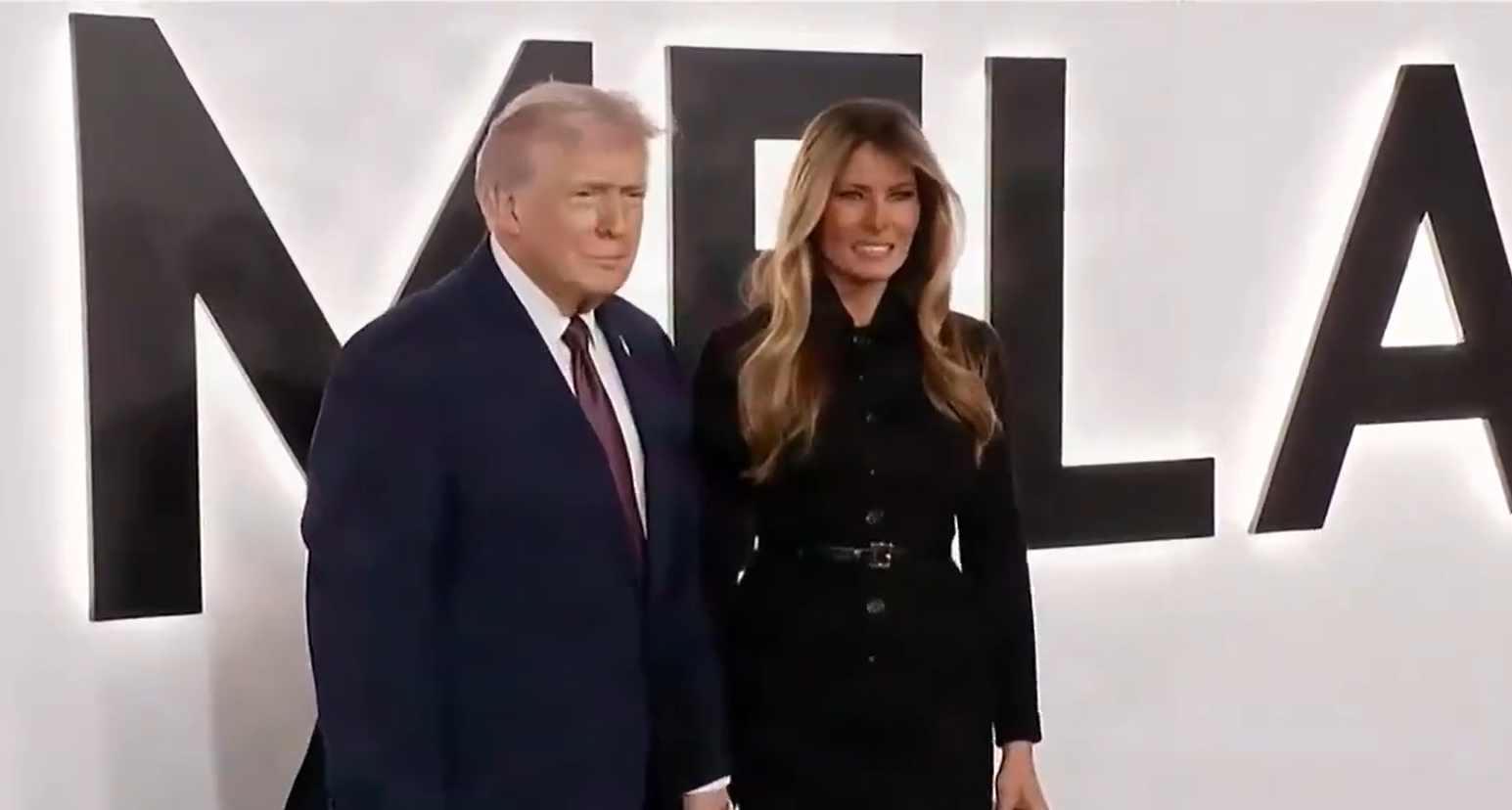 Πρεμιέρα για το «Melania» με υψηλού κύρους καλεσμένους και τον Τραμπ αγκαζέ (βίντεο)