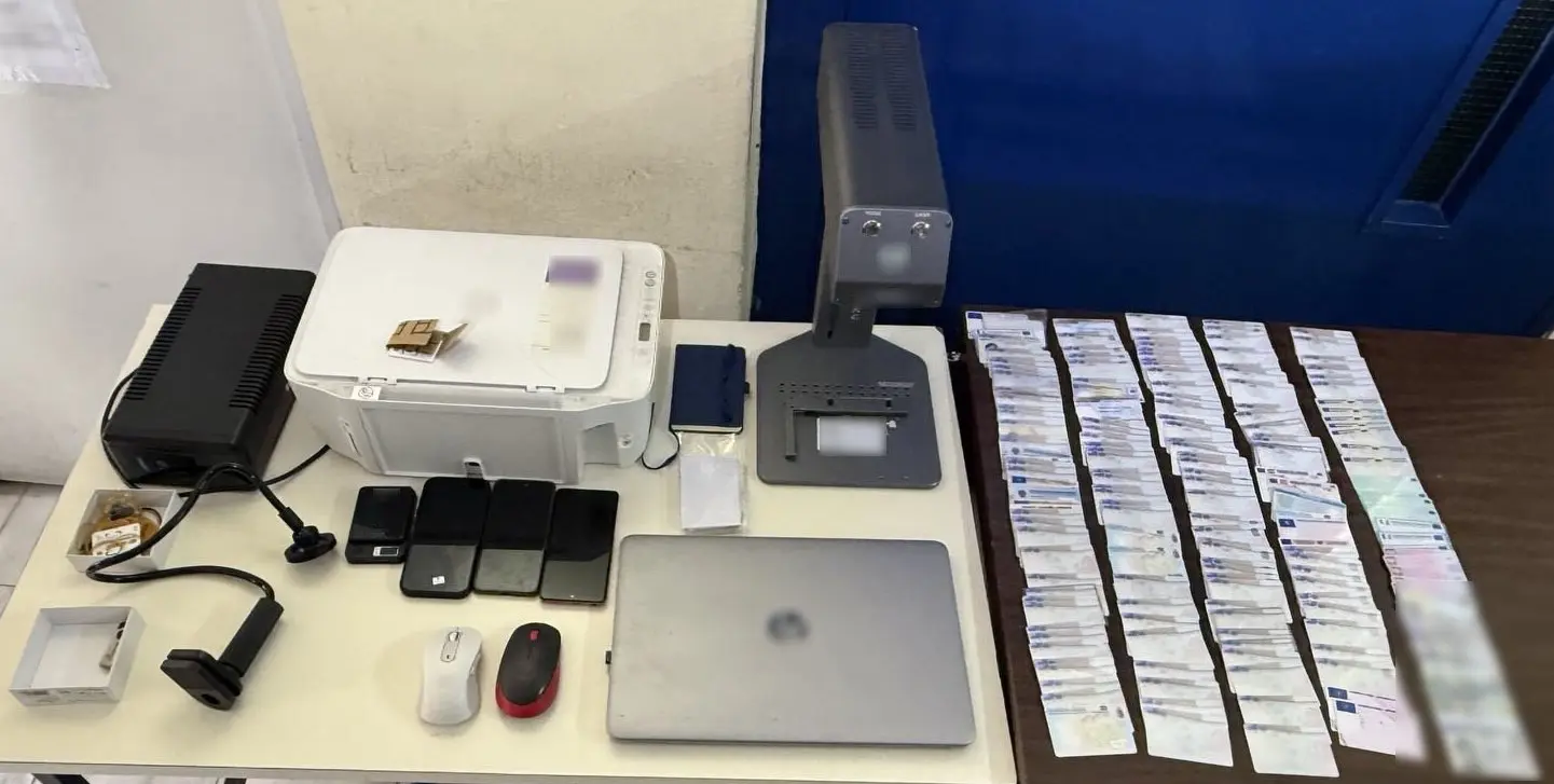 Πλαστά ταξιδιωτικά έγγραφα