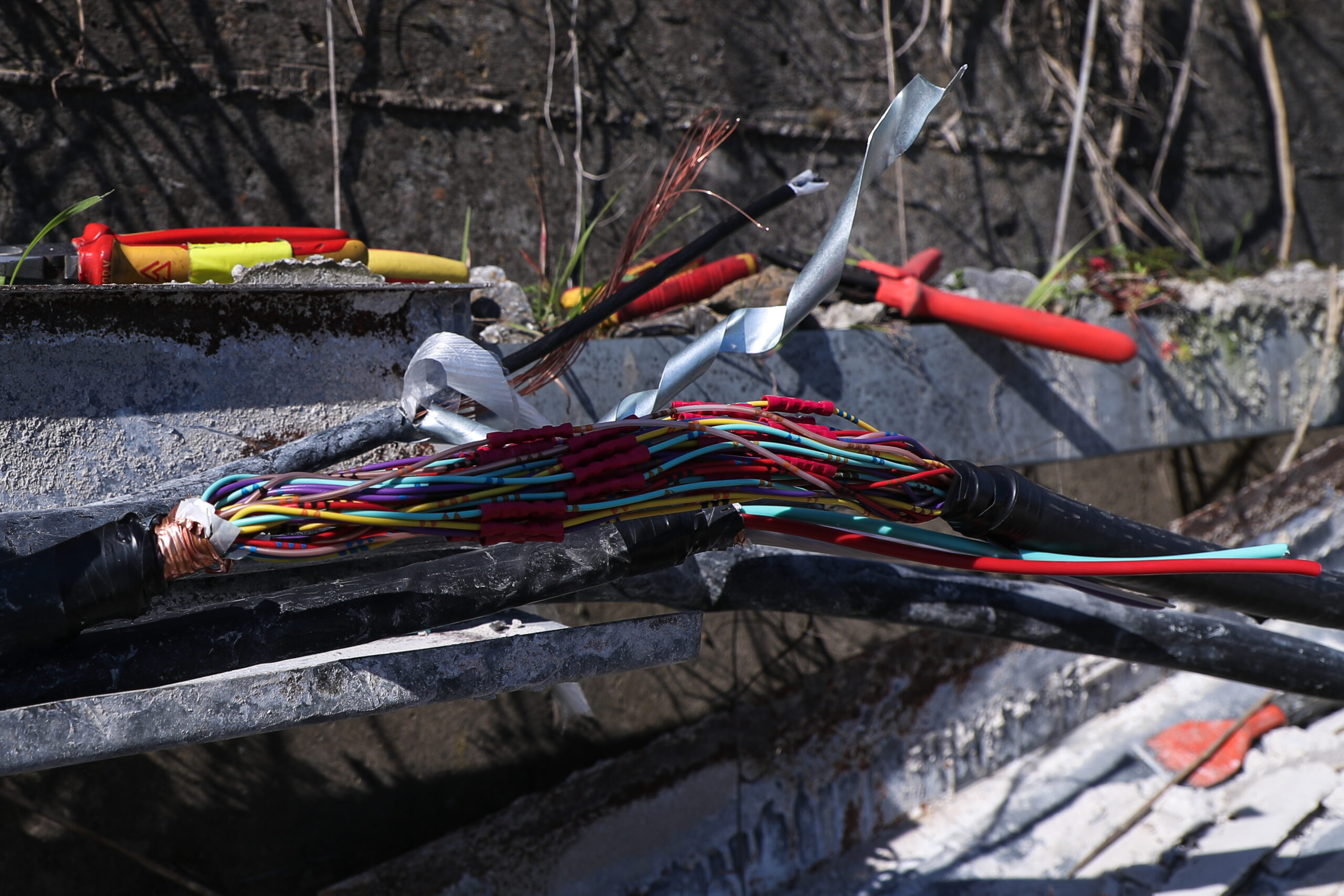 Στιγμιότυπο από το σημείο στην σιδηροδρομική γραμμή Αθήνας - Θεσσαλονίκης στο Πλατύ, όπου σύμφωνα με την καταγγελία του αναπληρωτή υπουργού Μεταφορών Κωνσταντίνου Κυρανάκη σημειώθηκε δολιοφθορά, Πέμπτη 26 Φεβρουαρίου 2026. Ο αναπληρωτής υπουργός Μεταφορών και Υποδομών Κωνσταντίνος Κυρανάκης μιλώντας σε τηλεοπτικό σταθμό, αποκάλυψε ότι το απόγευμα της Τετάρτης (25/2) στο σημείο του σιδηροδρομικού άξονα Αθήνα - Θεσσαλονίκη, λίγο πριν τον σταθμό στο Πλατύ, στον άξονα με την Κατερίνη, άγνωστοι έκοψαν τα καλώδια τηλεδιοίκησης, με αποτέλεσμα το σύστημα να πέσει.