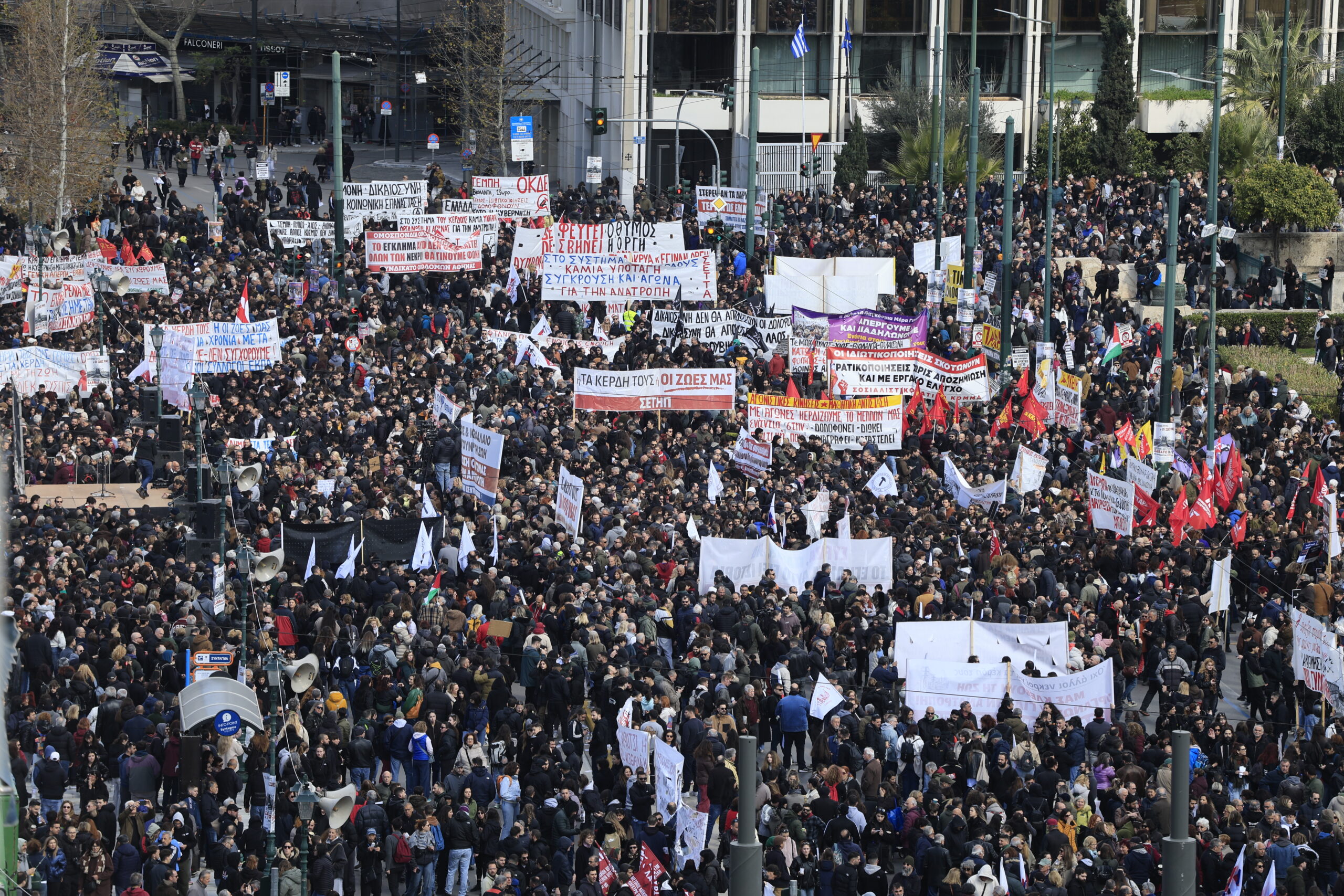 Συγκέντρωση στην πλατεία Συντάγματος στην Αθήνα από συνδικάτα, ομοσπονδίες, σύλλογοι, ενώσεις, φορείς, οργανώσεις και κινήσεις πολιτών για τη συμπλήρωση τριών χρόνων από το σιδηροδρομικό δυστύχημα των Τεμπών, που στοίχισε τις ζωές 57 ανθρώπων. Σάββατο 28 Φεβρουαρίου 2026