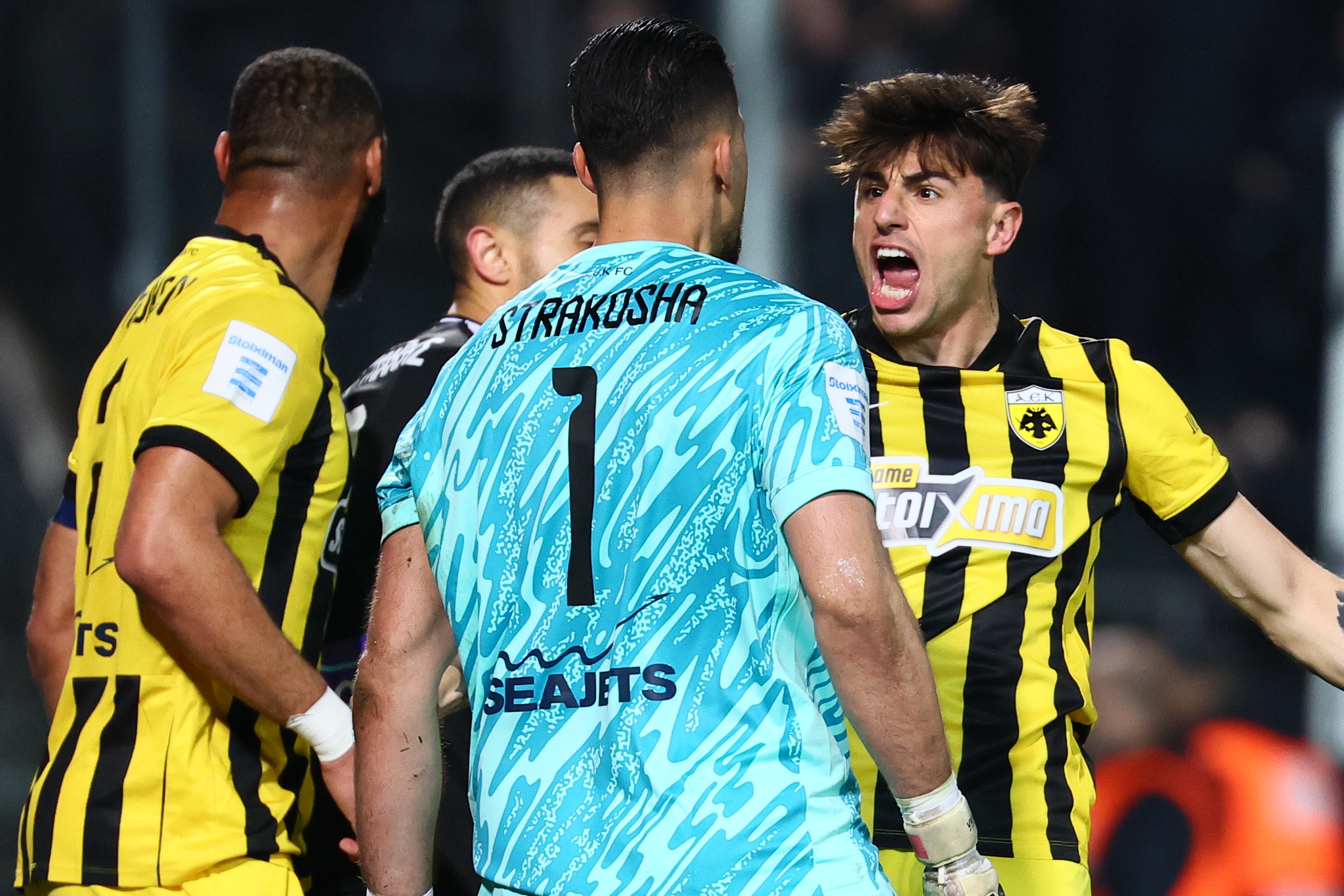 Ο Στρακόσια πανηγυρίζει μετά από την απόκρουση πέναλτι