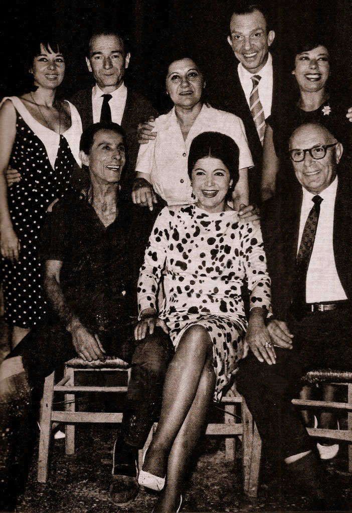 1964 στην επιθεώρηση “Άλλοι για το Καστρί” ο θίασος αποτελούνταν από τους: Μπέττυ Μοσχονά, Κούλη Στολίγκα, Σοφία Βέμπο, Αλέκο Λειβαδίτη, Ρένα Ντόρ, Μάνο Κατράκη, Ρένα Βλαχοπούλου και Ορέστη Μακρή. 