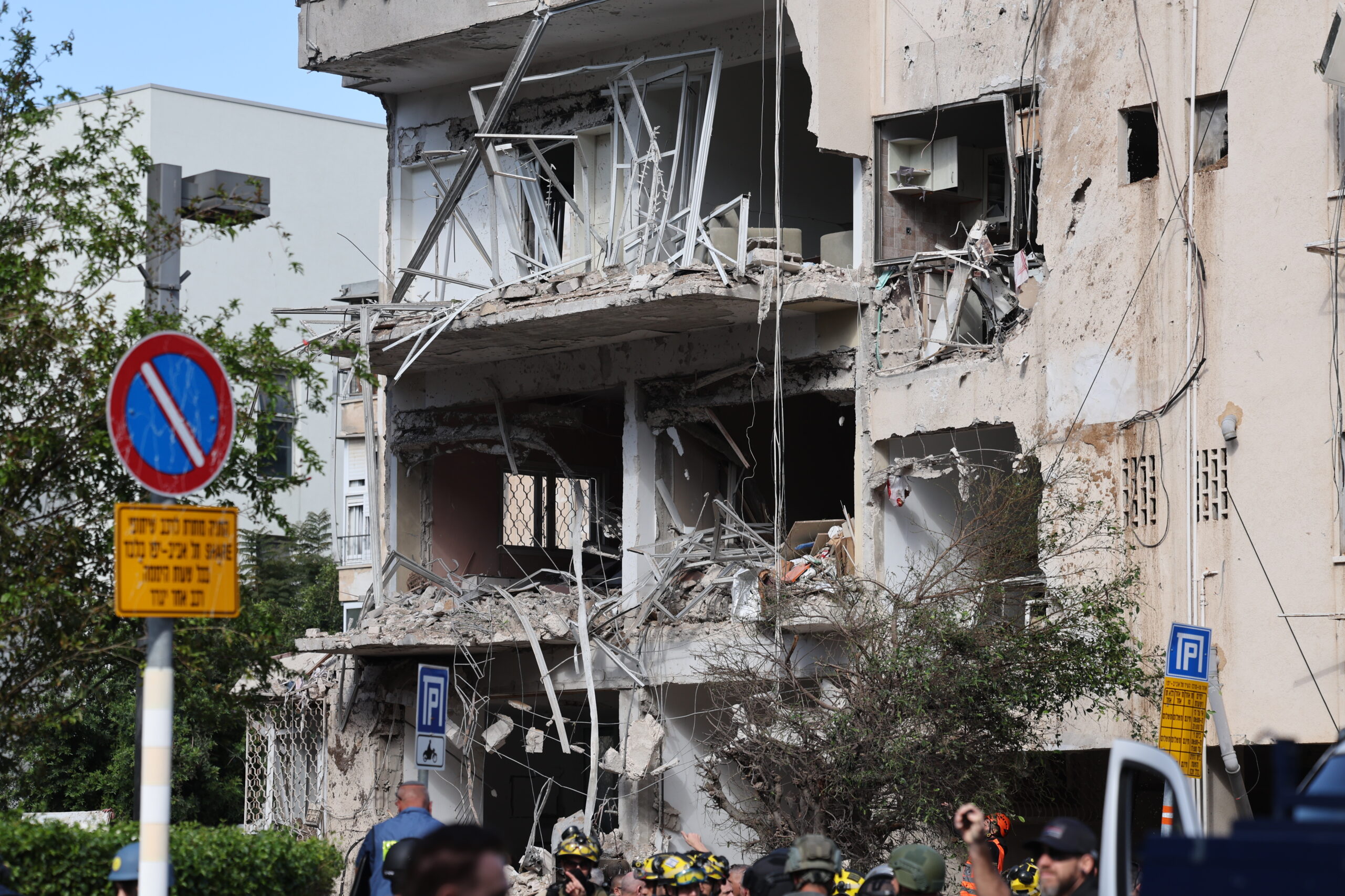 Damage at the site of an Iranian missile strike in a residential area in Tel Aviv, Israel, 24 March 2026. The Israeli military reported that it had detected missiles launched from Iran, several of which struck central Israel.