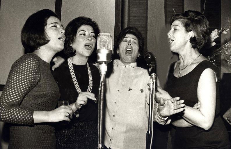 4 κυρίες τραγουδούν: Τζένη Καρέζη, Άννα Κυριακού, Ρένα Ντόρ και Αλέκα Κατσέλη.