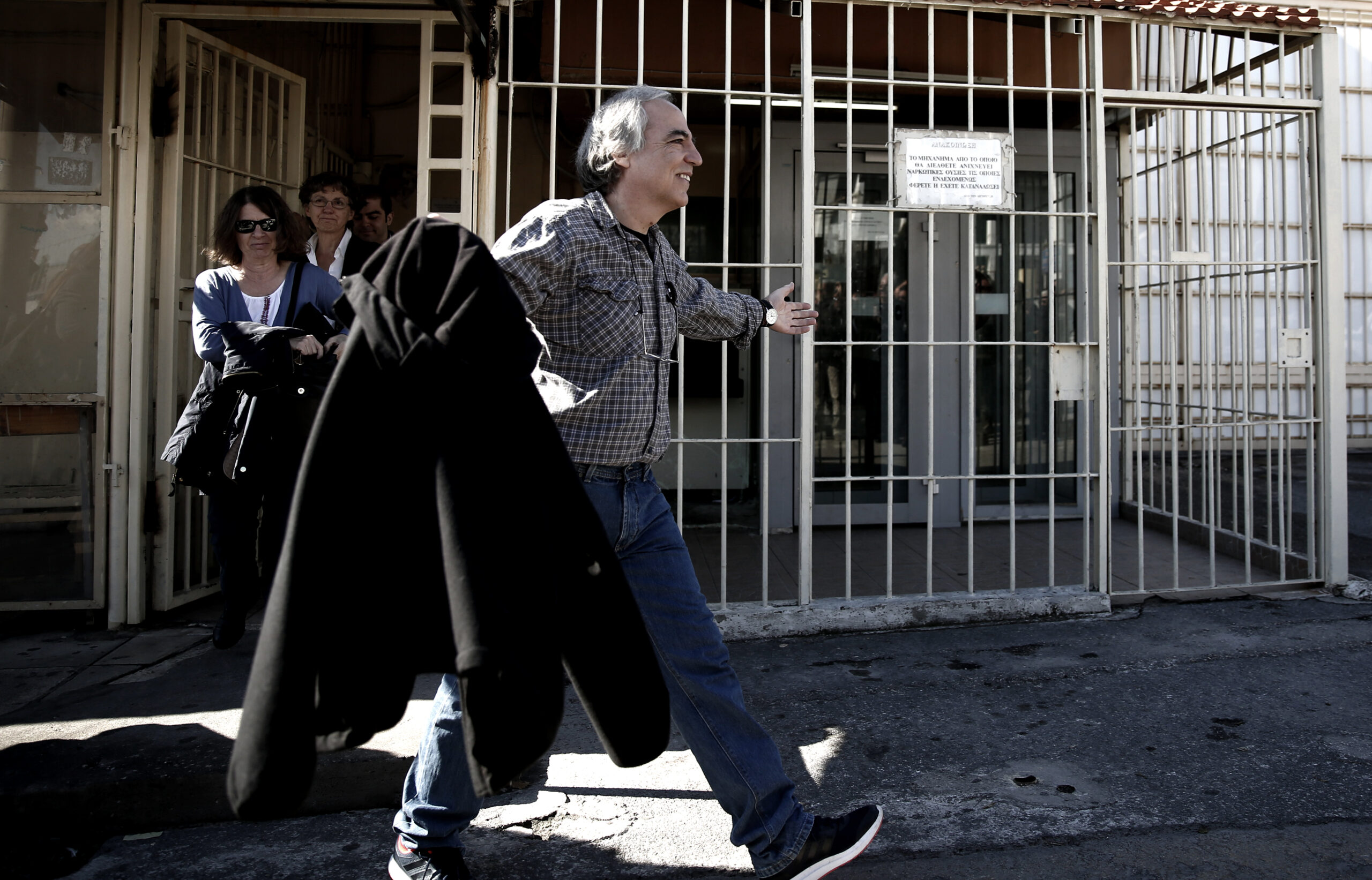 Ο Δημήτρης Κουφοντίνας σε έξοδο από τις φυλακές