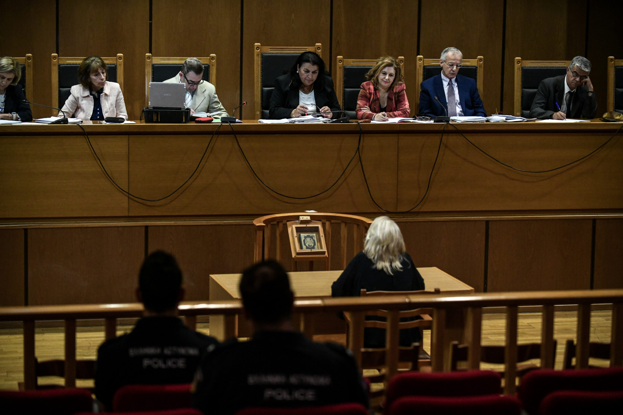 Περιγραφή Απολογία της πρώην βουλευτή της Χρυσής Αυγής Ελένης Ζαρούλια, που αντιμετωπίζει την κατηγορία διεύθυνσης εγκληματικής οργάνωσης, στη δίκη της Χρυσής Αυγής , την Τετάρτη 9 Οκτωβρίου 2019, στην αίθουσα του Εφετείου Αθηνών