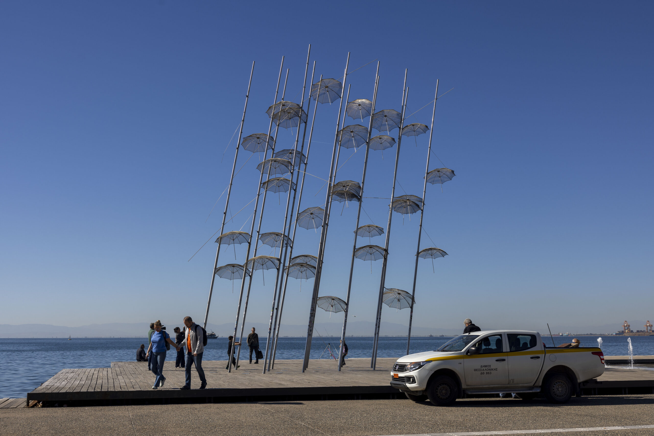 "Ξηλώνονται" προκειμένου να επισκευαστούν δεκαεπτά από τις "Ομπρέλες" του διάσημου γλυπτού του Γιώργου Ζογγολόπουλου, που βρίσκεται στη Νέα Παραλία της Θεσσαλονίκης, Τετάρτη 29 Οκτωβρίου 2025. Οι "Ομπρέλες", όπως διαπιστώθηκε, έχουν υποστεί σημαντικές φθορές και μεταφέρθηκαν στην Αθήνα προκειμένου να γίνει η απαραίτητη συντήρηση από τους υπευθύνους του Ιδρύματος Ζογγολόπουλου. Το έργο του Γιώργου Ζογγολόπουλου έχει ύψος 13 μέτρα και βρίσκεται τοποθετημένο στο πλακόστρωτο της Νέας Παραλίας. Πρόκειται για μία εικαστική σύνθεση από ανοξείδωτο χάλυβα, που αποτελεί ξεχωριστό σημείο αναφοράς για την πόλη από το 1997, όταν και εγκαταστάθηκε, με αφορμή τον τίτλο της Πολιτιστικής Πρωτεύουσας της Ευρώπης.