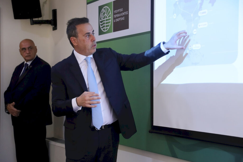 Mε αντιπροσωπεία του Κογκρέσου των ΗΠΑ υπό τον Γερουσιαστή Jerry Moran, συναντήθηκε ο Υπουργός Περιβάλλοντος και Ενέργειας, κ. Σταύρος Παπασταύρου. Από την αμερικανική πλευρά, στη συνάντηση συμμετείχαν οι Γερουσιαστές Kirsten Gillibrand, John Barrasso, ο οποίος είναι ο επικεφαλής της πλειοψηφίας και δεύτερος σε κατάταξη Ρεπουμπλικανός στη Γερουσία, John Boozman, Deb Fischer, Gary Peters, και η Πρέσβης των ΗΠΑ στην Ελλάδα κ. Kimberly Guilfoyle. Παρασκευή 20 Φεβρουαρίου 2026