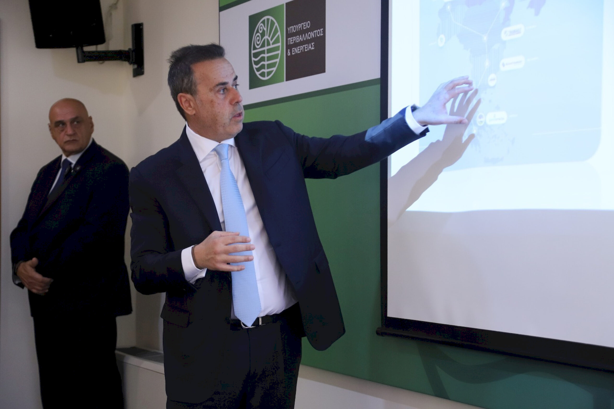 Mε αντιπροσωπεία του Κογκρέσου των ΗΠΑ υπό τον Γερουσιαστή Jerry Moran, συναντήθηκε ο Υπουργός Περιβάλλοντος και Ενέργειας, κ. Σταύρος Παπασταύρου. Από την αμερικανική πλευρά, στη συνάντηση συμμετείχαν οι Γερουσιαστές Kirsten Gillibrand, John Barrasso, ο οποίος είναι ο επικεφαλής της πλειοψηφίας και δεύτερος σε κατάταξη Ρεπουμπλικανός στη Γερουσία, John Boozman, Deb Fischer, Gary Peters, και η Πρέσβης των ΗΠΑ στην Ελλάδα κ. Kimberly Guilfoyle. Παρασκευή 20 Φεβρουαρίου 2026