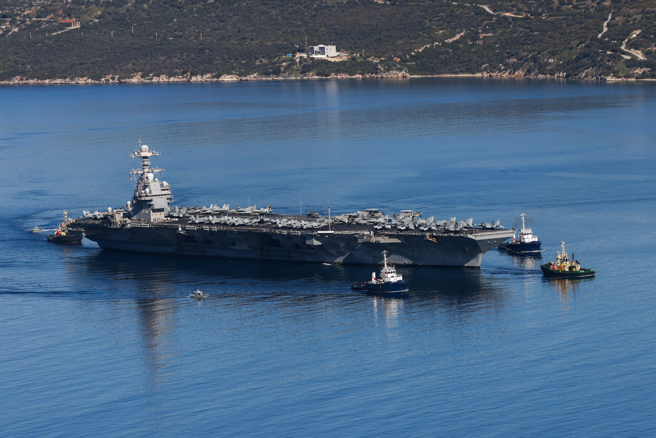 Το αμερικανικό αεροπλανοφόρο "USS Gerald R. Ford", το μεγαλύτερο στον κόσμο, αποπλέει από τον κόλπο της Σούδα της Κρήτης, Πέμπτη 26 Φεβρουαρίου 2026. Το πλοίο είχε καταπλεύσει τις προηγούμενες ημέρες στον κόλπο της Σούδας για ανεφοδιασμό στη Ναυτική Βάση Υποστήριξης των ΗΠΑ (Naval Support Activity), στο πλαίσιο της ευρύτερης κινητοποίησης αμερικανικών δυνάμεων.