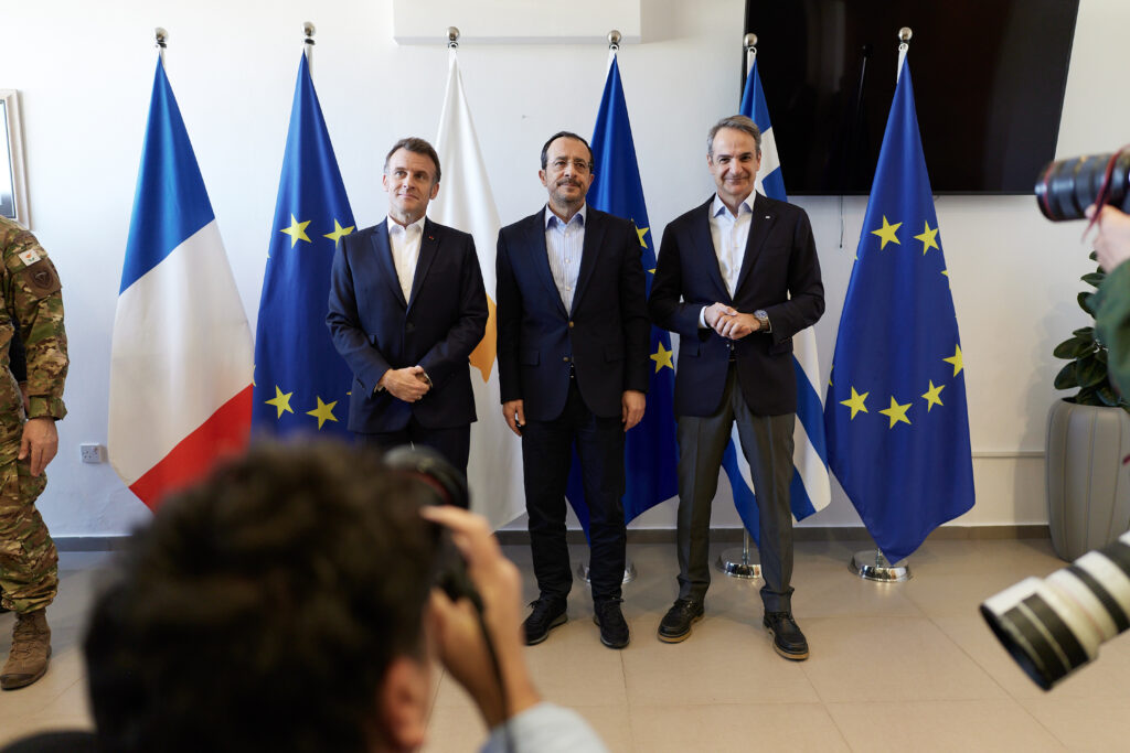 Ο Πρωθυπουργός Κυριάκος Μητσοτάκης θα μεταβεί σήμερα στην Κύπρο όπου θα έχει συνάντηση με τον Πρόεδρο της Κυπριακής Δημοκρατίας Νίκο Χριστοδουλίδη και τον Πρόεδρο της Γαλλικής Δημοκρατίας Emmanuel Macron, Δευτέρα 9 Μαρτίου 2026.