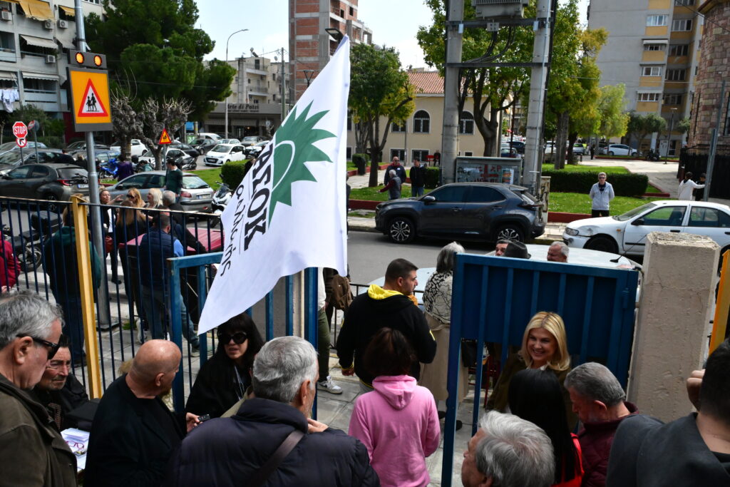 Στιγμιότυπο από τις εσωκομματικές εκλογές του ΠΑΣΟΚ-Κινήματος Αλλαγής για την ανάδειξη 4.000 συνέδρων από το εκλογικό κέντρο στο 1ο Δημοτικό Σχολείο Περιστερίου, Κυριακή 15 Μαρτίου 2026.