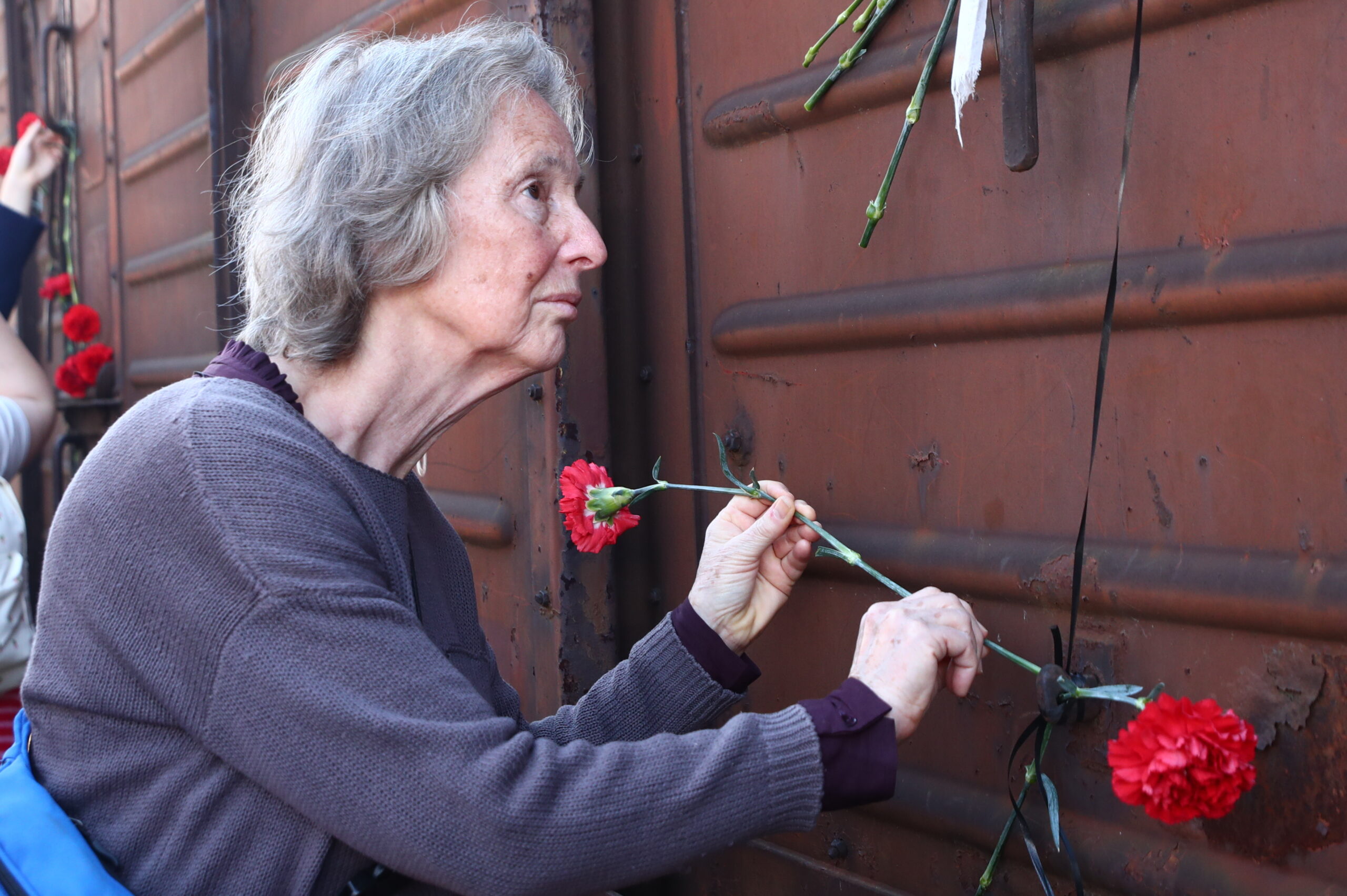 Σιωπηρή Πορεία Μνήμης "Ποτέ Ξανά. Θεσσαλονίκη - Άουσβιτς. 1943-2026 - 83 Χρόνια από την αναχώρηση του πρώτου συρμού", στην Θεσσαλονίκη, Κυριακή 15 Μαρτίου 2026. Η πορεία μνήμης με αφετηρία την πλατεία Ελευθερίας και τερματισμό τον Παλαιό Σιδηροδρομικό Σταθμό, διοργανώθηκε από το Δήμο Θεσσαλονίκης, την Ισραηλιτική Κοινότητα Θεσσαλονίκης, το Αριστοτέλειο Πανεπιστήμιο Θεσσαλονίκης, το Πανεπιστήμιο Μακεδονίας και το Διεθνές Πανεπιστήμιο της Ελλάδος με την υποστήριξη του Γενικού Προξενείου της Γαλλίας και του Γαλλικού Ινστιτούτου Θεσσαλονίκης, με αφορμή τη συμπλήρωση 83 χρόνων από την αναχώρηση, από την πόλη, του πρώτου τραίνου του θανάτου για το στρατόπεδο Άουσβιτς - Μπιρκενάου.
