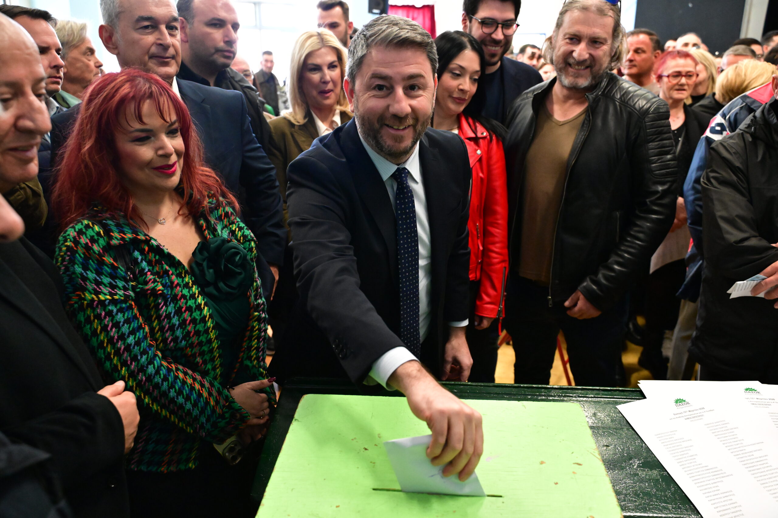 Ψηφοφορία από τον πρόεδρο του ΠΑΣΟΚ-Κινήματος Αλλαγής Νίκο Ανδρουλάκη στις εσωκομματικές εκλογές του κόμματος για την ανάδειξη 4.000 συνέδρων, στο εκλογικό κέντρο, στο 1ο Δημοτικό Σχολείο Περιστερίου, Κυριακή 15 Μαρτίου 2026.