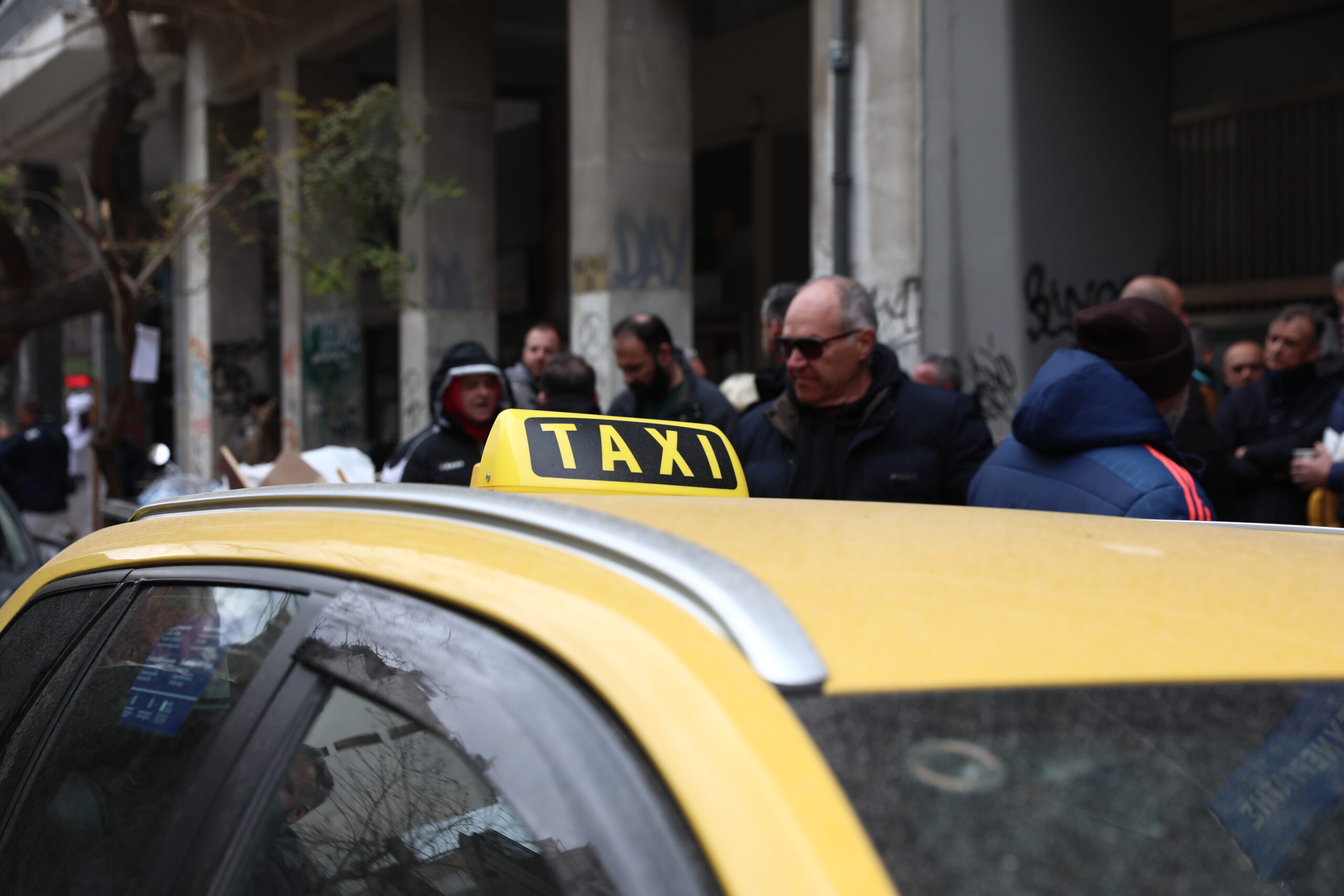 Οδηγός ταξί χρέωσε τουρίστες 170 ευρώ για τη διαδρομή Αεροδρόμιο-Ακρόπολη (Βίντεο)