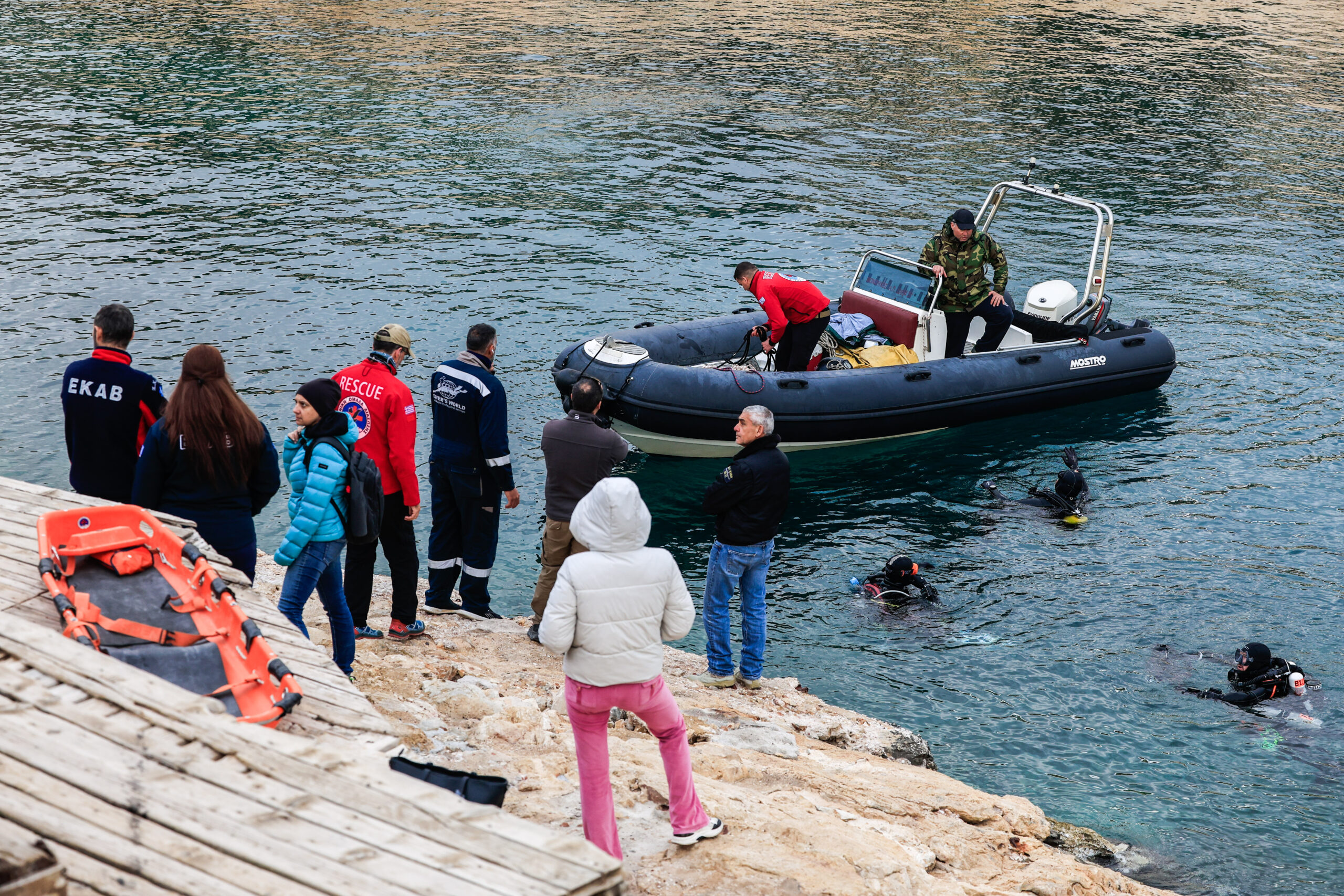 Επιχείρηση απεγκλωβισμού δύτη στη θαλάσσια περιοχή στα Λιμανάκια Βουλιαγμένης, Κυριακή 22 Μαρτίου 2026. Στο σημείο βρίσκονται ένα πλοίο του λιμενικού, κλιμάκιο της μονάδας υποβρύχιων αποστολών και ένα ιδιωτικό καταδυτικό συνεργείο.