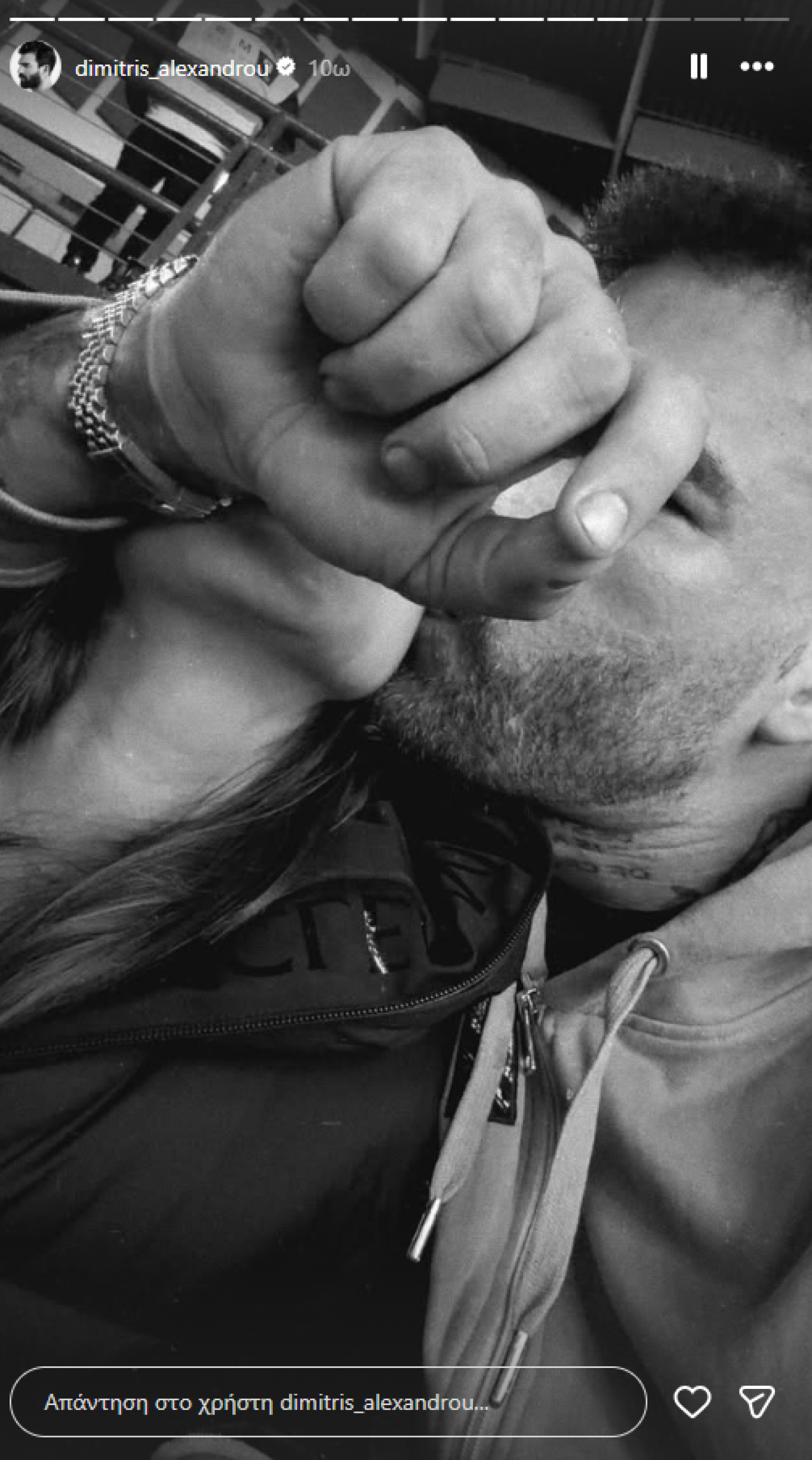 Aνέβασε φωτογραφία να φιλάει τη Ρία Ελληνίδου 1 Aνέβασε φωτογραφία να φιλάει τη Ρία Ελληνίδου