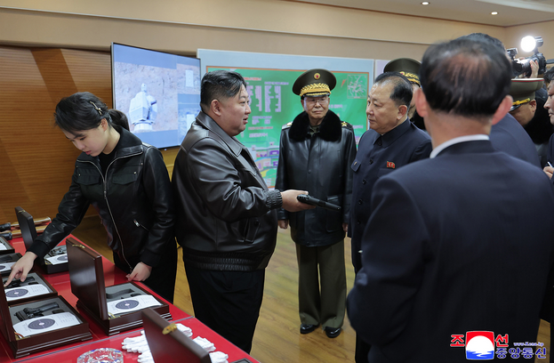 Βόρεια Κορέα - Ο Κιμ σε εργοστάσιο πυρομαχικών