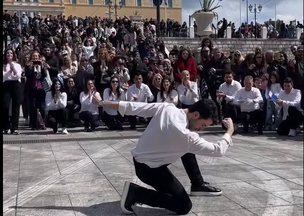 To ζεϊμπέκικο στην πλατεία Συντάγματος μετά την παρέλαση που έγινε viral