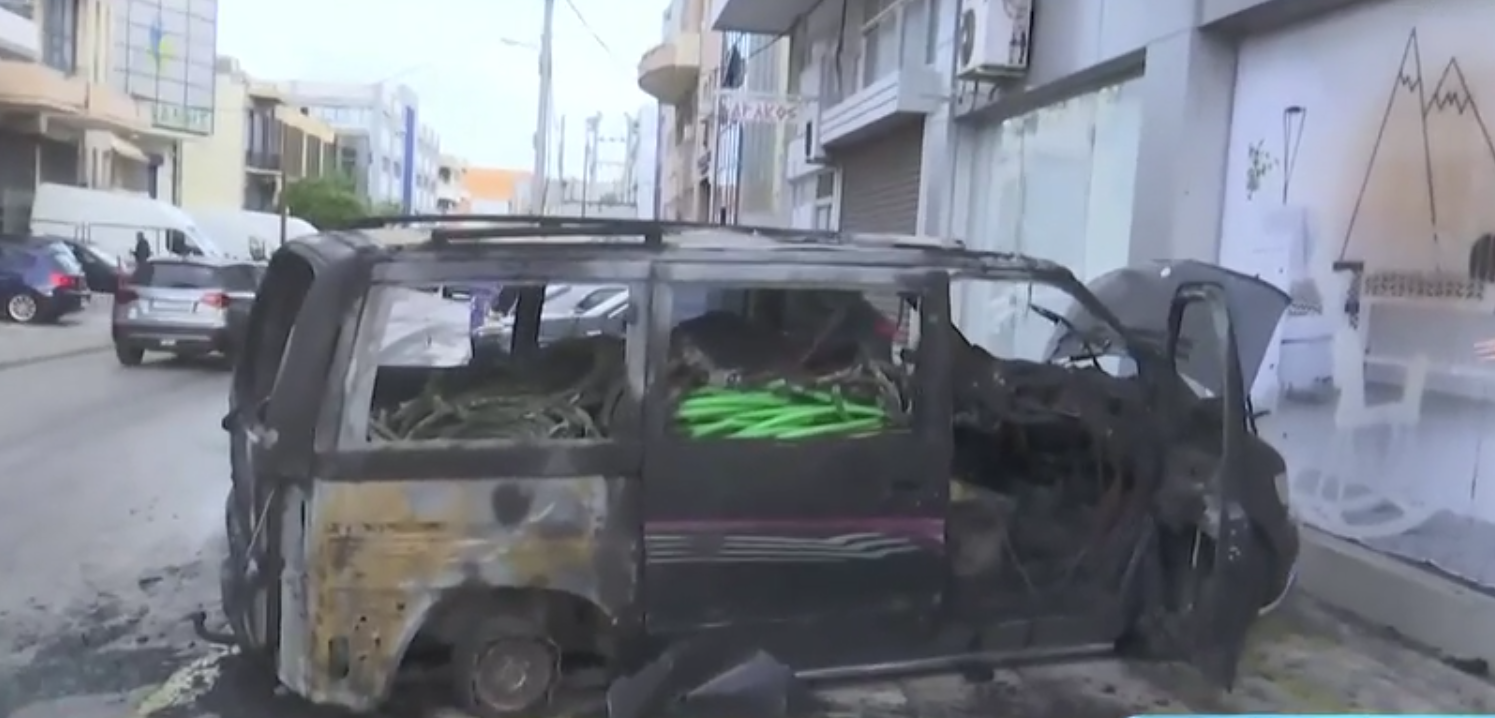 Φωτιά σε βαν με εύφλεκτα υλικά αναζωπυρώθηκε όταν έφυγε η Πυροσβεστική