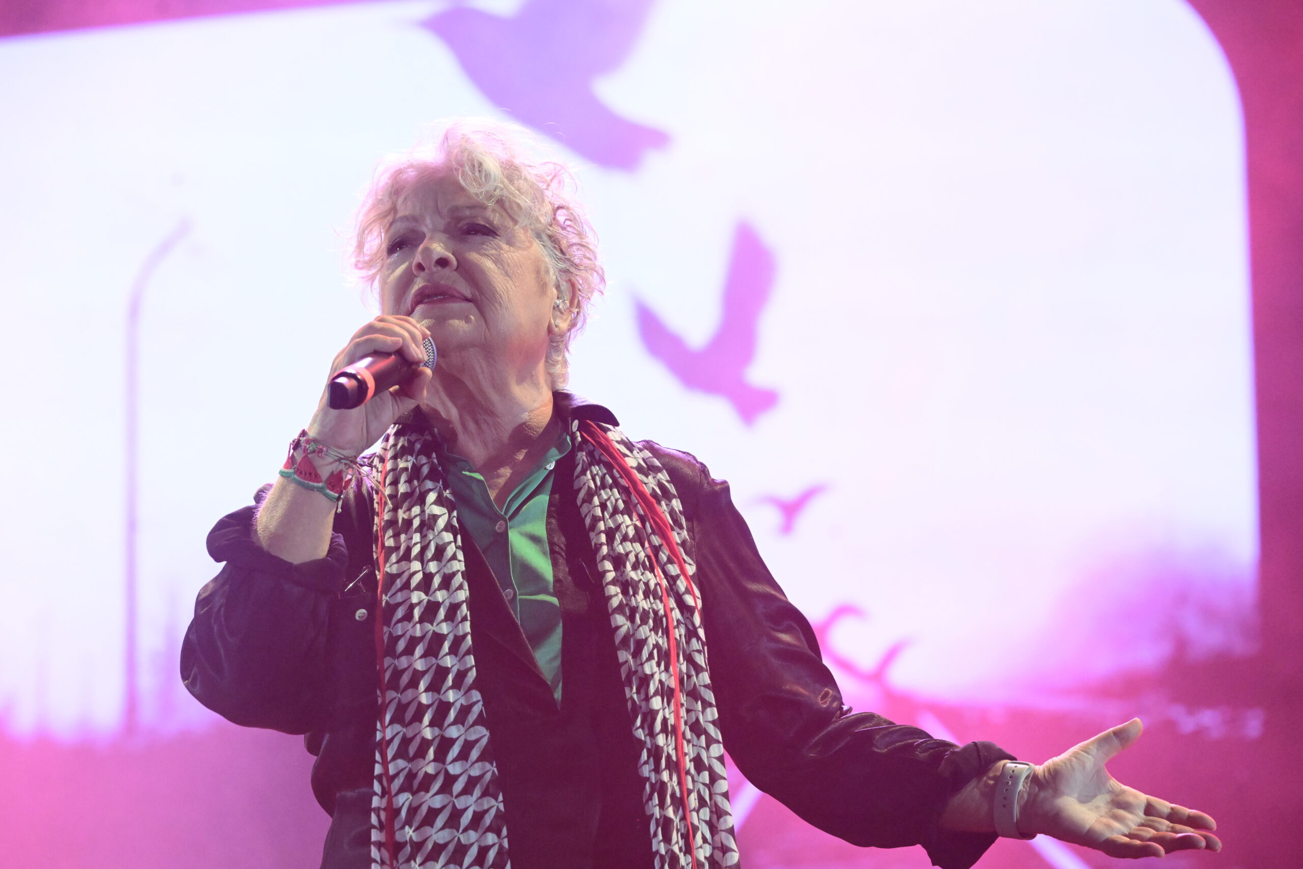 Συναυλία μνήμης στο Καλλιμάρμαρο Στάδιο για τους 57 νεκρούς της σύγκρουσης των αμαξοστοιχιών στα Τέμπη