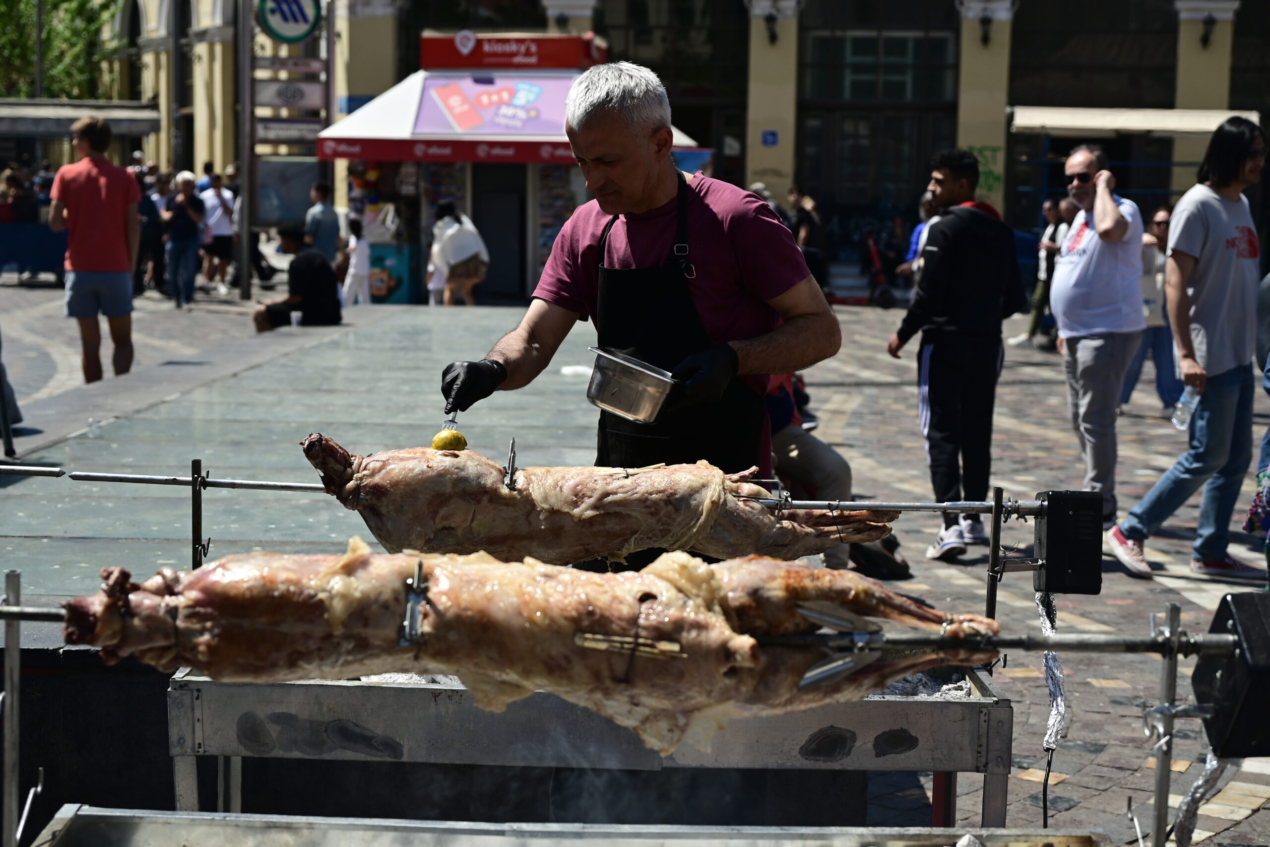 Ψήσιμο αρνιών στο Μοναστηράκι στην Αθήνα, Κυριακή του Πάσχα 20 Απριλίου 2025.
