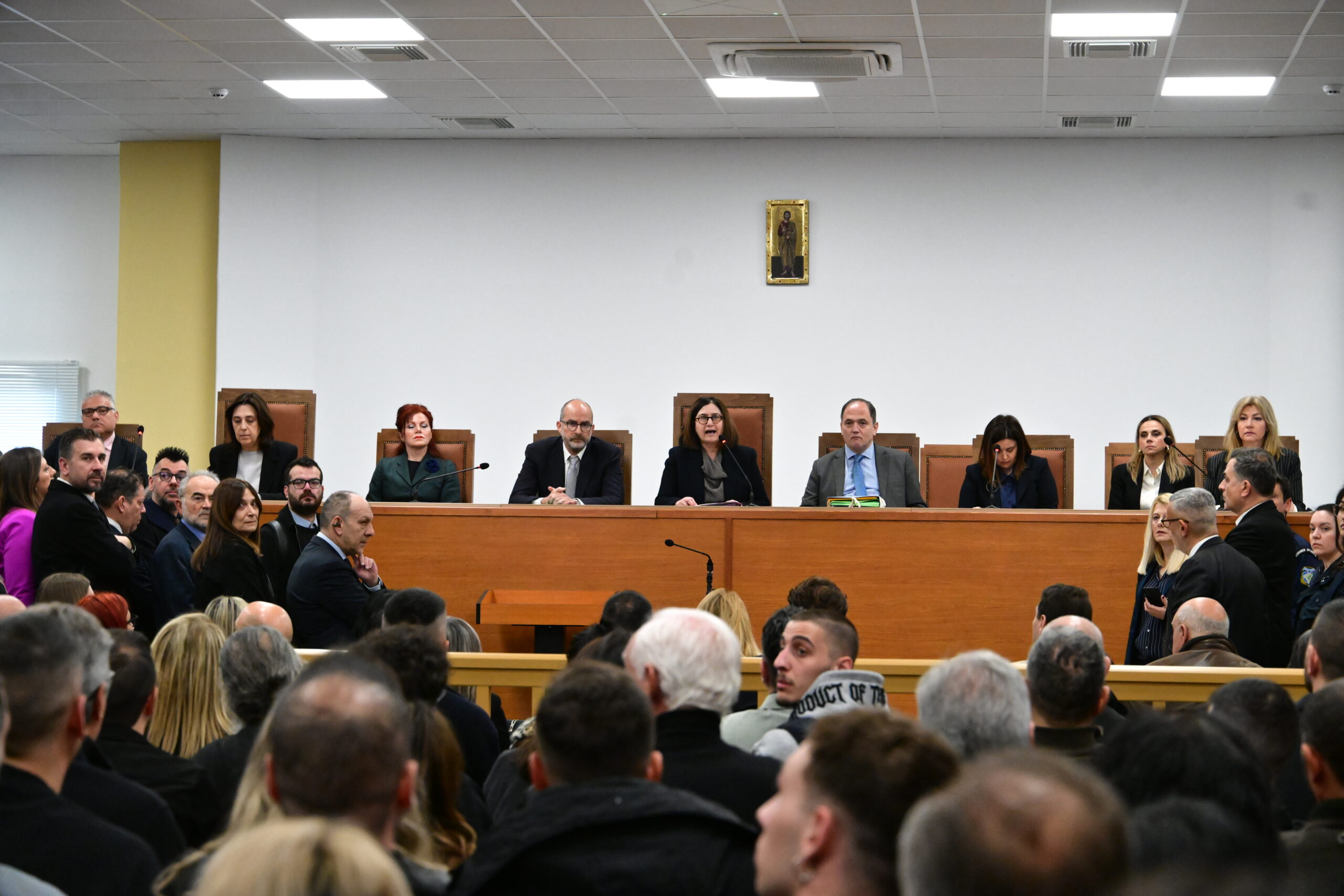 Ένταση, λιποθυμίες και απαγόρευση βιντεοσκόπησης στη δίκη για τα Τέμπη στη Λάρισα