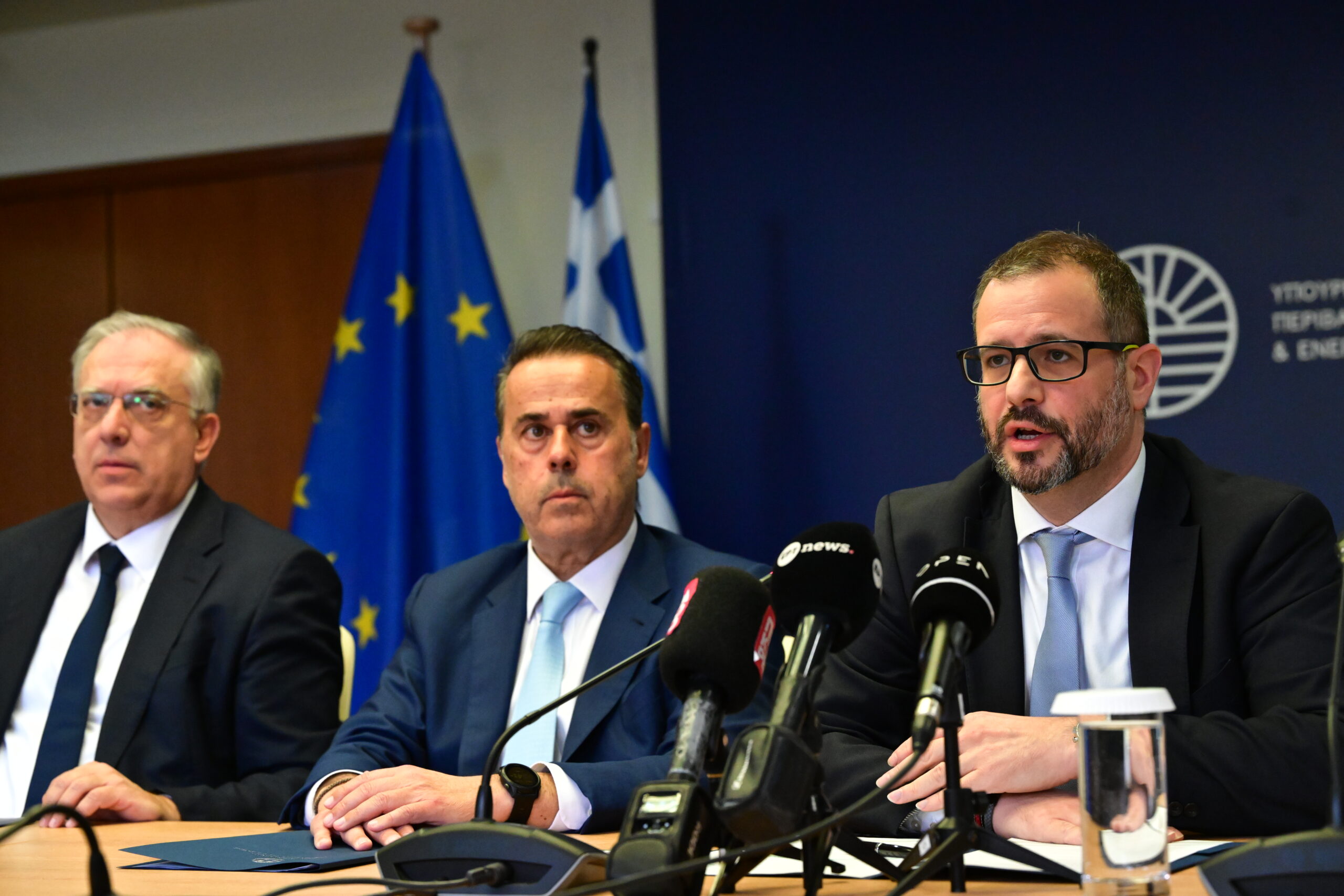 Συνάντηση των Υπουργών Περιβάλλοντος και Ενέργειας και Ανάπτυξης, Σταύρου Παπασταύρου και Τάκη Θεοδωρικάκου και του Υφυπουργού Περιβάλλοντος και Ενέργειας Νίκου Τσάφου με τον Πρόεδρο του ΣΕΒ, Σπύρο Θεοδωρόπουλο για τα μέτρα για την ελάφρυνση του ενεργειακού κόστους της βιομηχανίας και στήριξη επενδύσεων για την ενεργειακή αναβάθμιση της, στο υπουργείο Ενέργειας, Μεγάλη Δευτέρα 6 Απριλίου 2026.