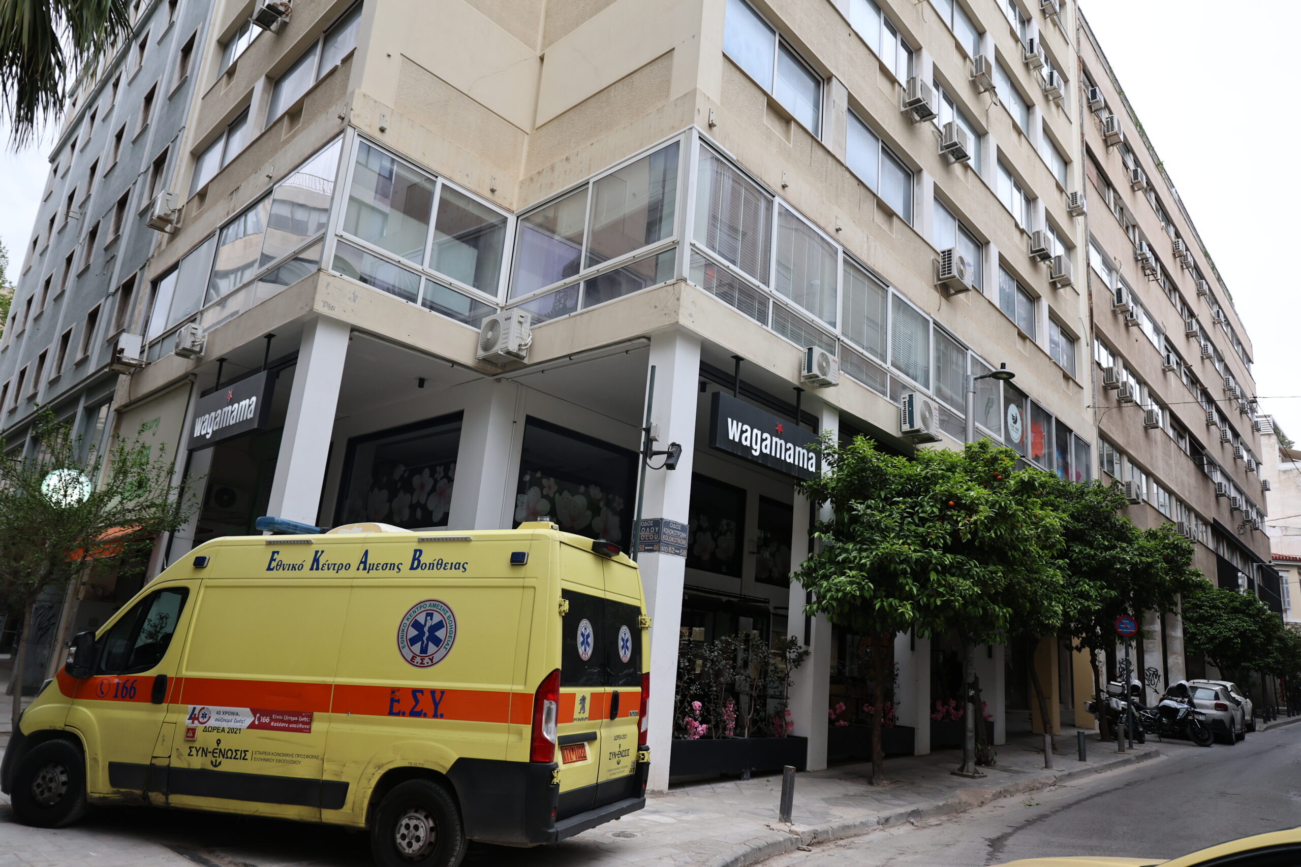 Νεκρή εντοπίστηκε μία γυναίκα, σε ακάλυπτο χώρο πολυκατοικίας, στο κέντρο της Αθήνας το πρωί της Παρασκευής 17 Απριλίου 2026. Για την υπόθεση, σύμφωνα με τις πρώτες πληροφορίες, έχει προσαχθεί ένας άνδρας που βρισκόταν μαζί της και εξετάζεται από τις Αρχές.