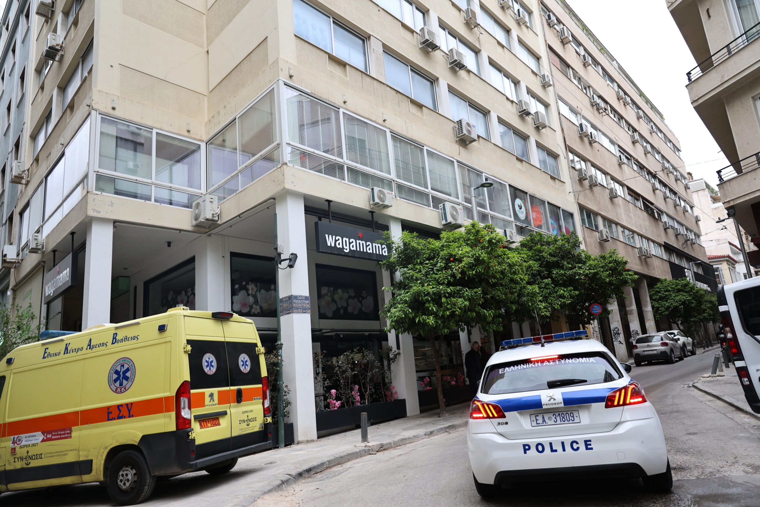 Νεκρή εντοπίστηκε μία γυναίκα, σε ακάλυπτο χώρο πολυκατοικίας, στο κέντρο της Αθήνας το πρωί της Παρασκευής 17 Απριλίου 2026. Για την υπόθεση, σύμφωνα με τις πρώτες πληροφορίες, έχει προσαχθεί ένας άνδρας που βρισκόταν μαζί της και εξετάζεται από τις Αρχές.