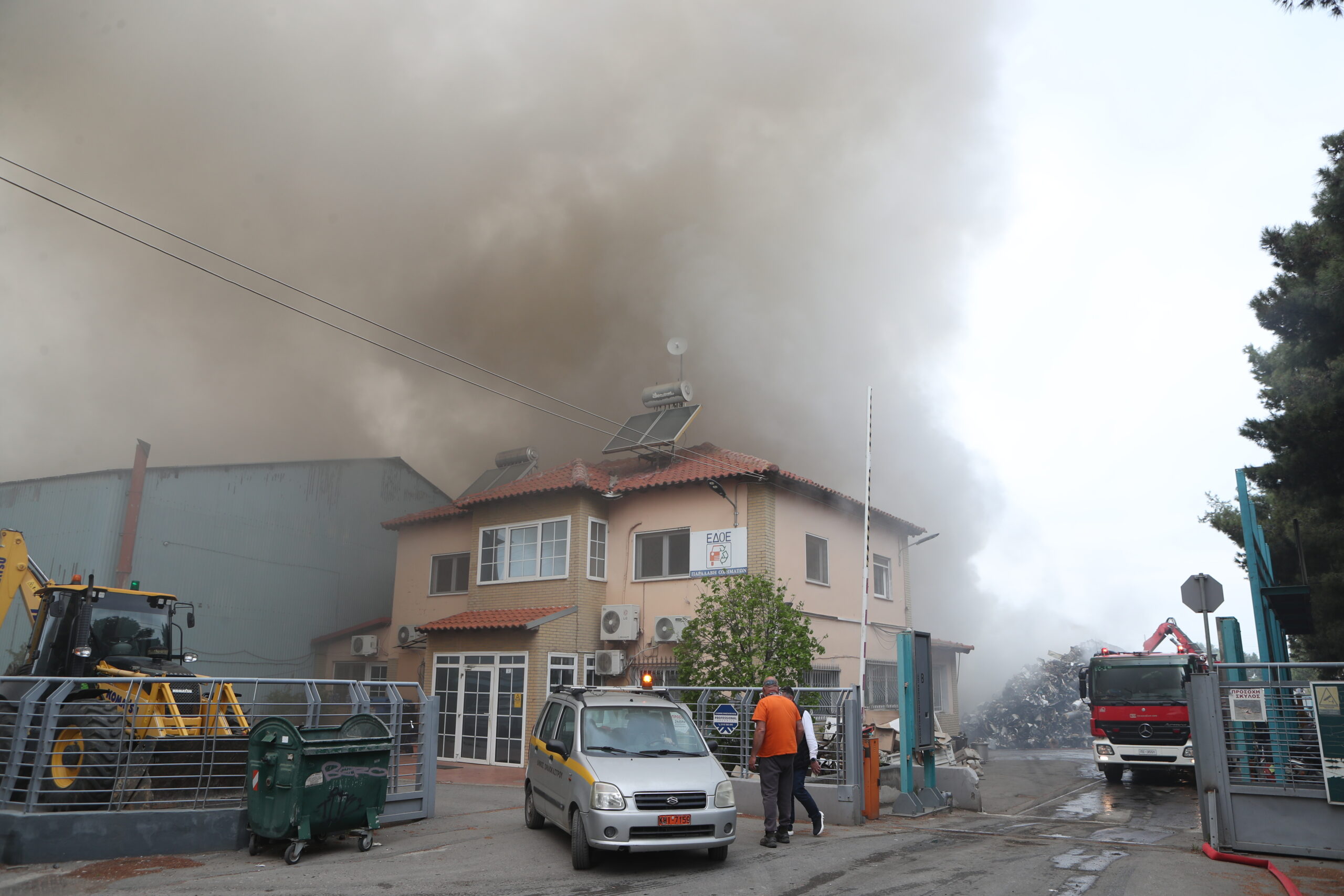 Πυρκαγιά σε εταιρεία ανακύκλωσης στο Ωραιόκαστρο Θεσσαλονίκης, Τρίτη 21 Απριλίου 2026. Η φωτιά εκδηλώθηκε σε υπαίθριο χώρο της επιχείρησης σε υλικά ανακύκλωσης και απορρίμματα. Στο σημείο επιχείρησαν 12 πυροσβέστες με τέσσερα οχήματα, ενώ υπήρξε και συνδρομή από μηχανήματα έργου.