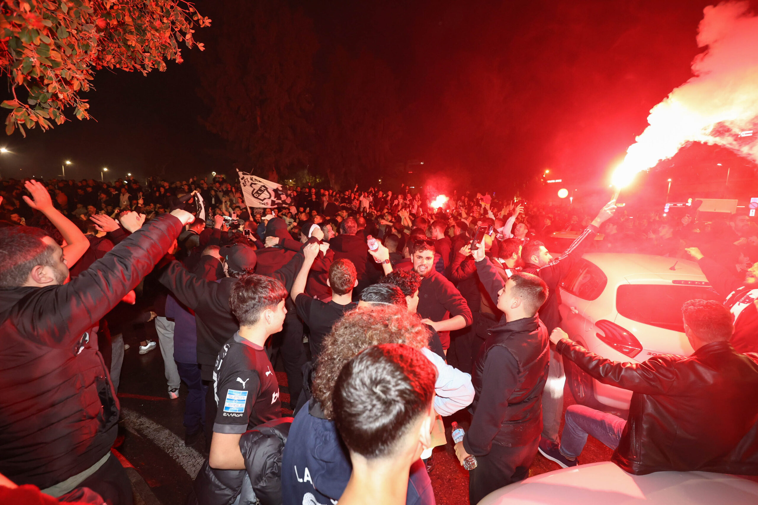 Υποδοχή ηρώων στο αεροδρόμιο του Ηρακλείου για τους θριαμβευτές του ΟΦΗ (Βίντεο)